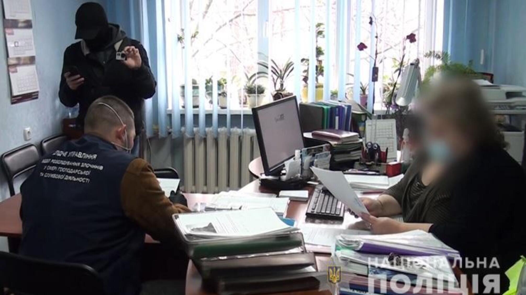 Поліція Києва припинила канал незаконної легалізації іноземців, який організували працівниці міграційної служби