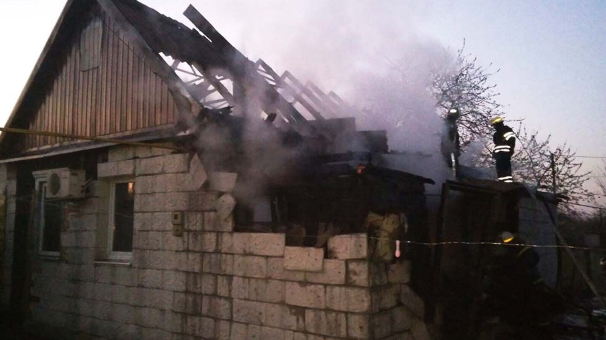 Рятувальники Дніпропетровщини двічі за ніч залучались до ліквідації пожеж в житлових будинках