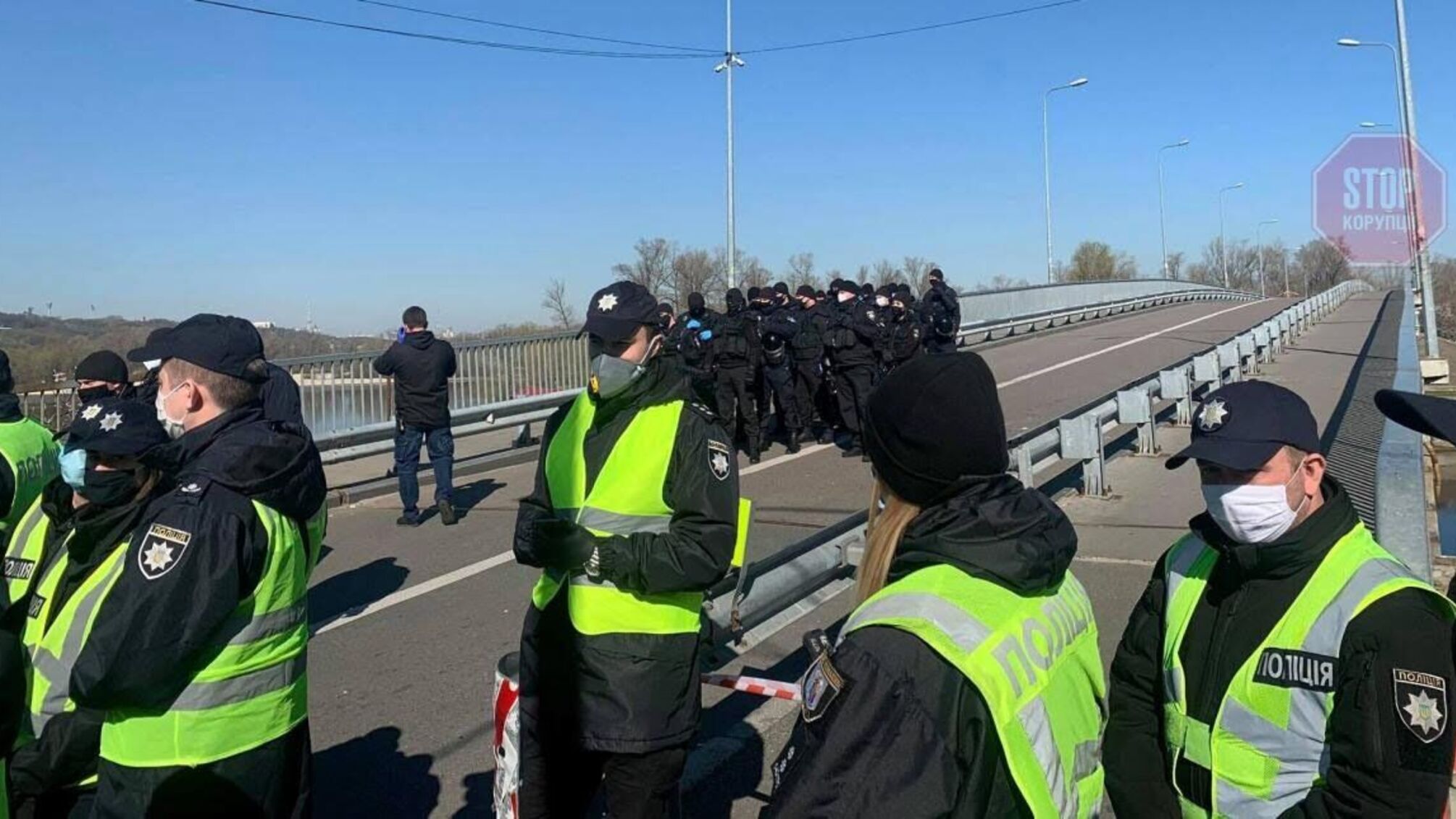 У столиці агресивні молодики намагались прорватись до Гідропарку (відео)