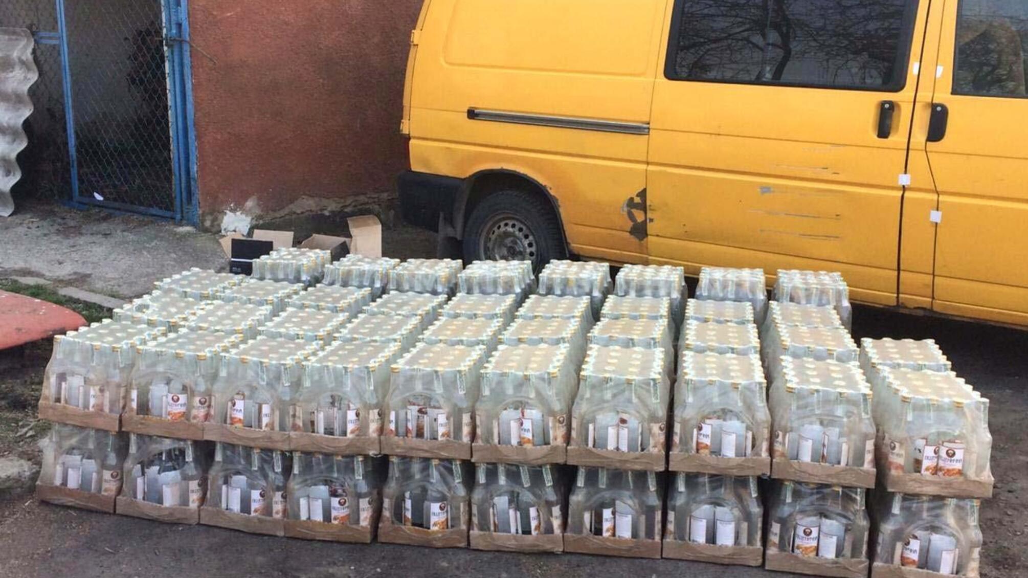 Понад півтори тисячі пляшок горілки вилучили поліцейські Рівненщини у жителя Луцька