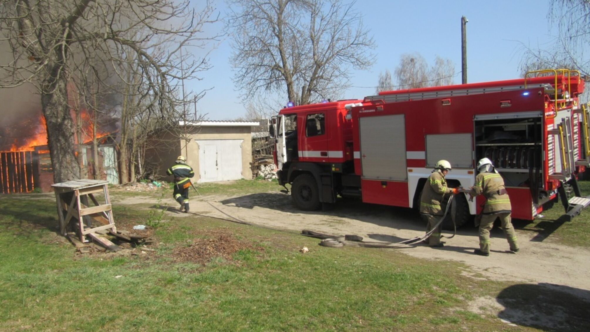 На Сумщині рятувальники ліквідували пожежу в житловому секторі врятувавши 21 господарчу споруду (ВІДЕО)