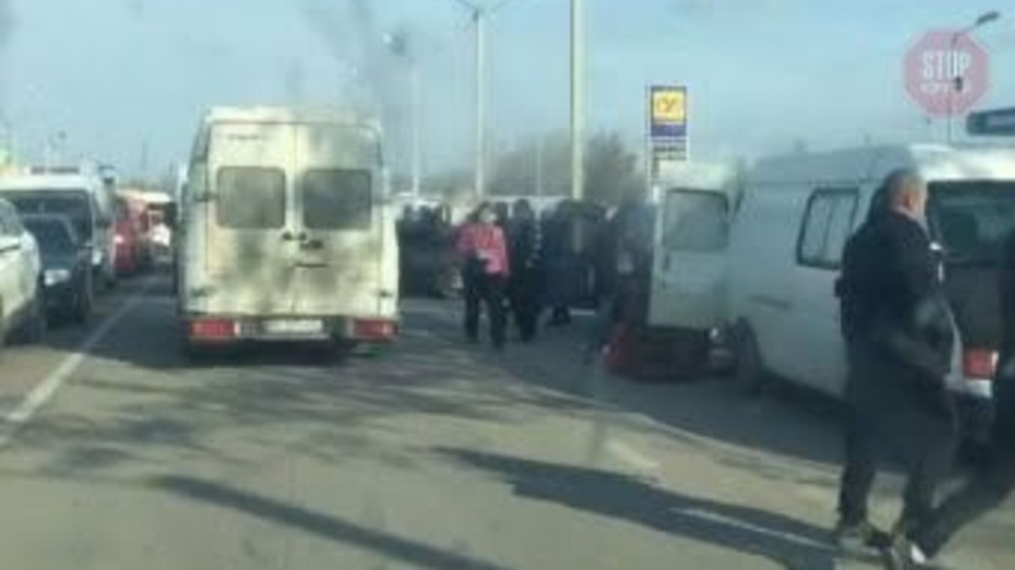 На Херсонщині після закриття ринку на карантин овочами стихійно торгують уздовж траси