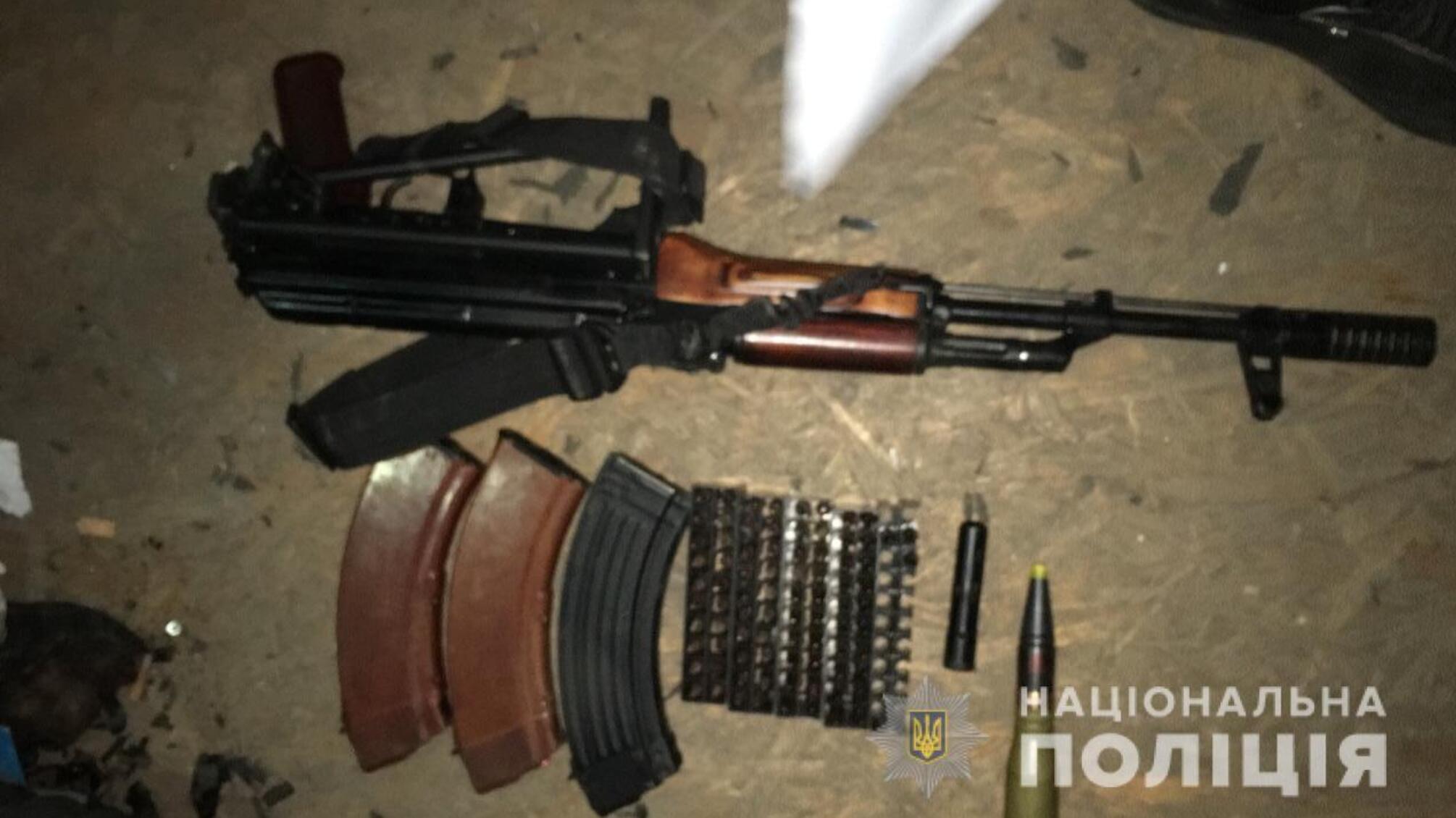 На Київщині поліція під час санкціонованого обшуку вилучила наркотики та зброю