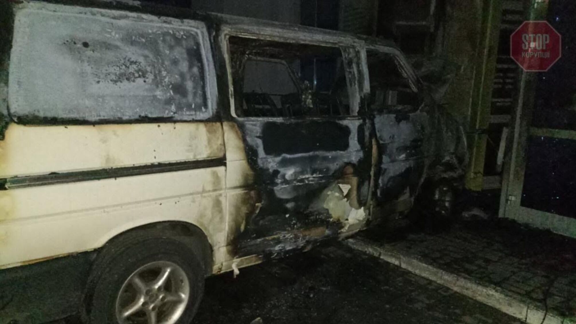 У Харкові палаючий мікроавтобус врізався в адмінбудівлю (фото)