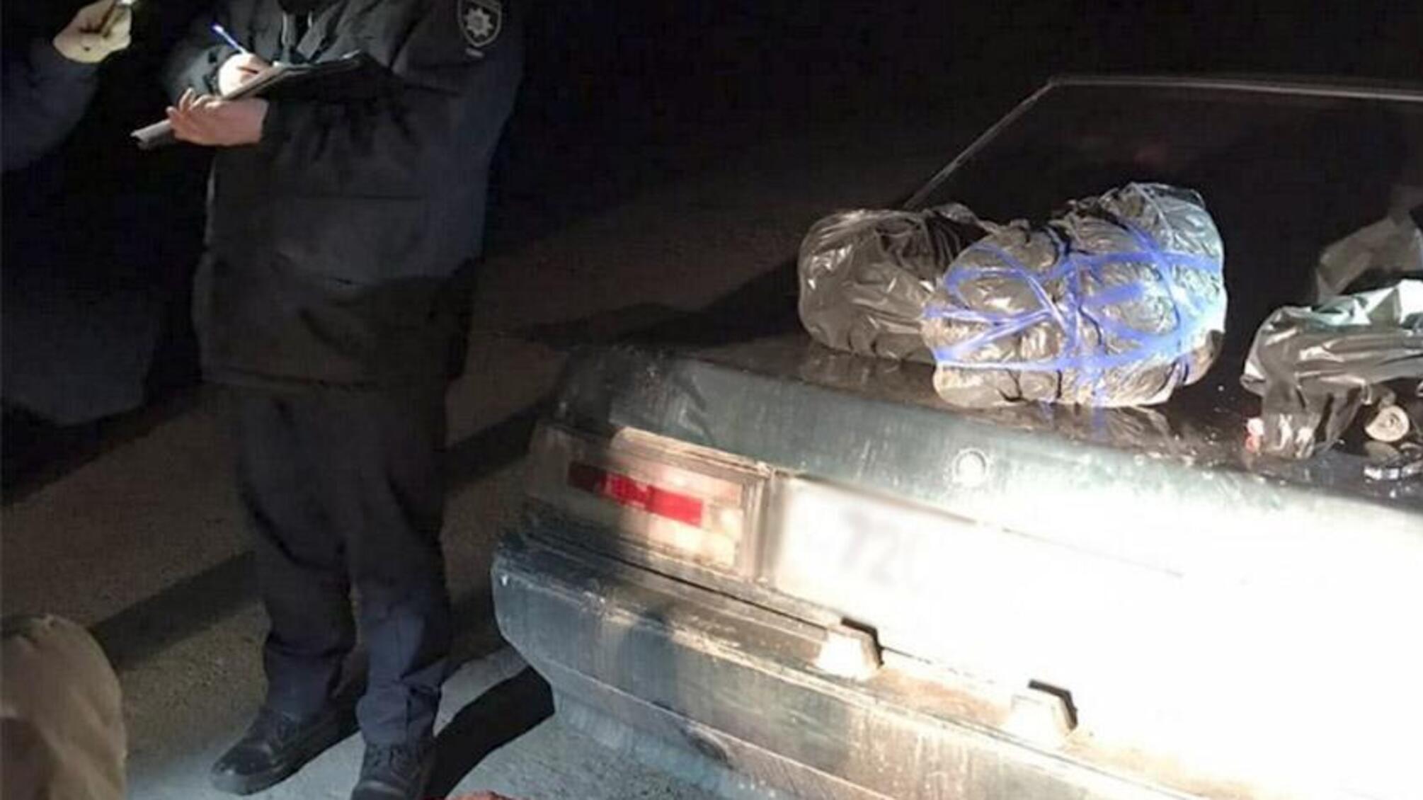 Хмельницькі поліцейські і затримали двох жителів Херсону з 5-ма кілограмами канабісу
