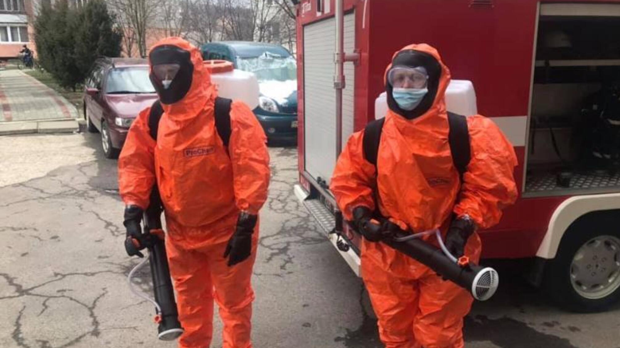 Львівська область: рятувальники проводять дезінфекцію місць, де можуть масово скупчуватися люди