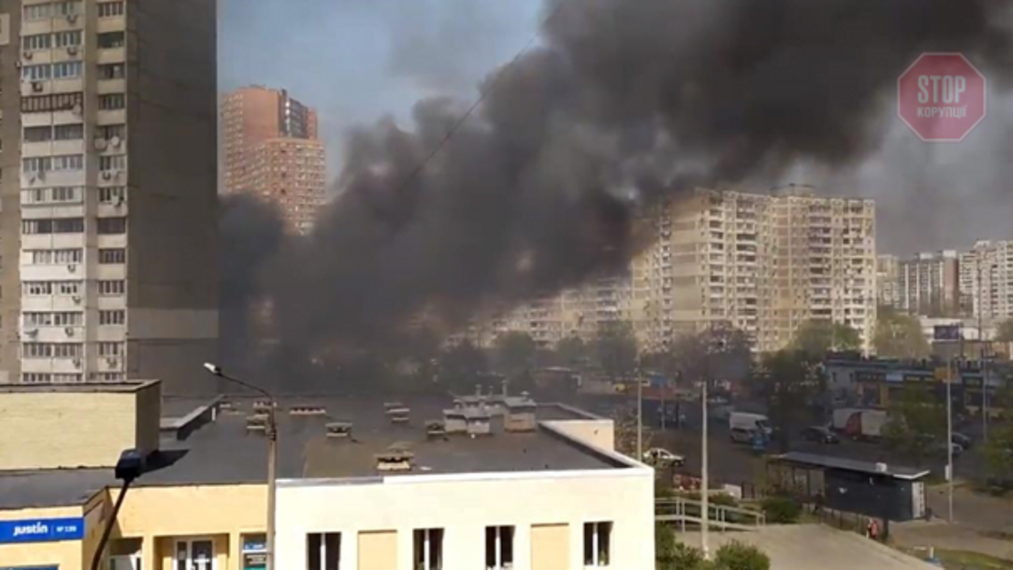 У Києві неподалік метро 'Харківська' спалахнула масштабна пожежа (відео)