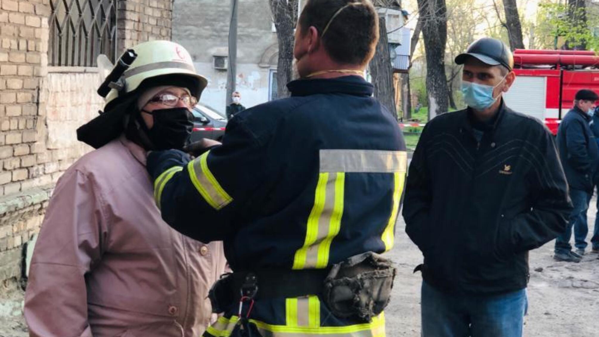 м. Запоріжжя: рятувальники забезпечують безпеку мешканців багатоквартирного будинку у Заводському районі