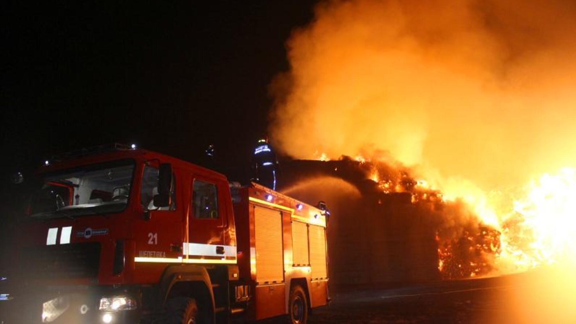 Хмельницька область: рятувальники ліквідували масштабну пожежу скиртованої соломи, не допустивши поширення полум’я на житловий сектор та господарчі споруди