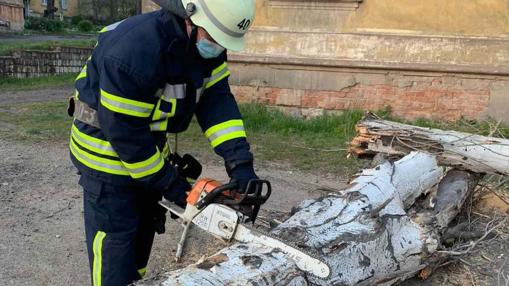 На Донеччині рятувальники ліквідували наслідки негоди