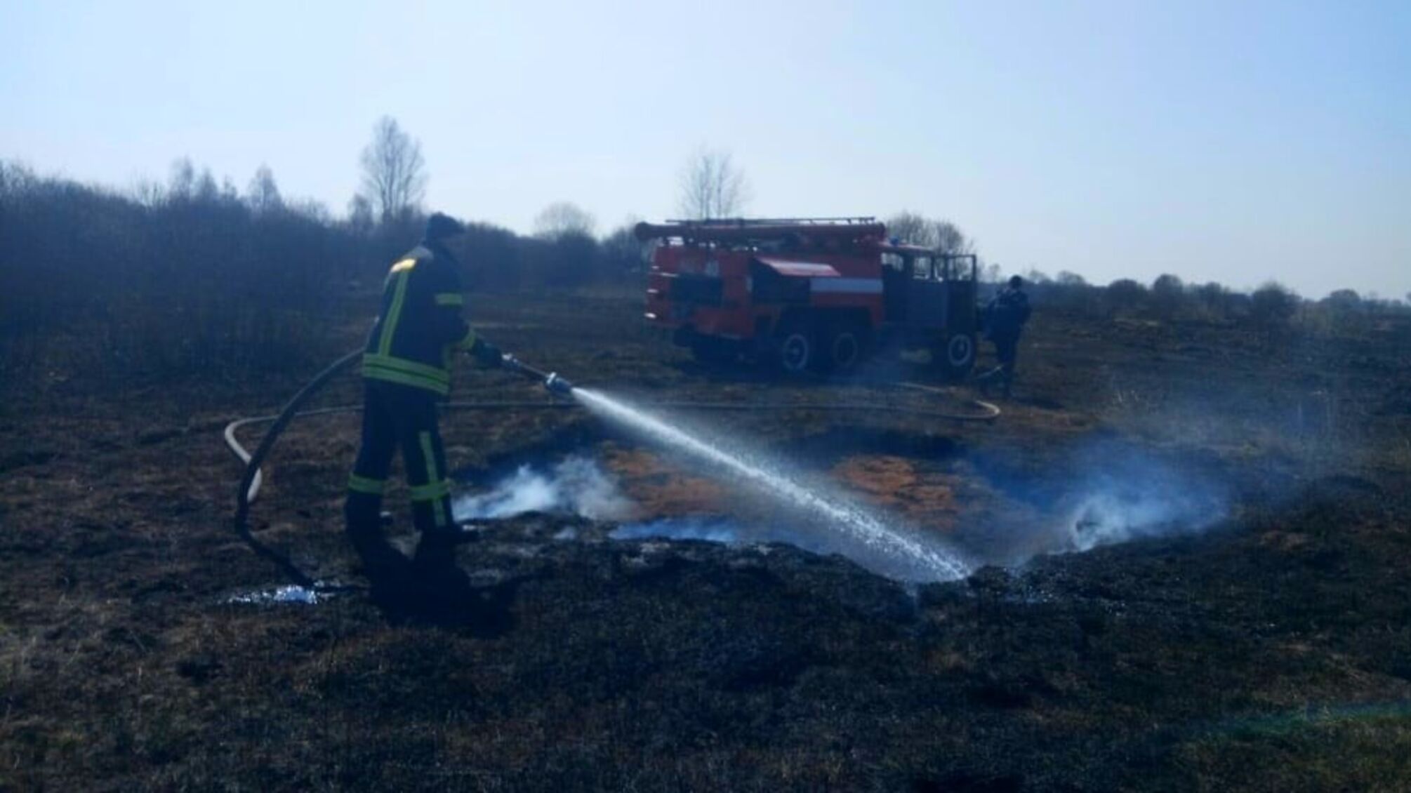 Київська область: почалась активна боротьба рятувальників з торфяними пожежами (відео)