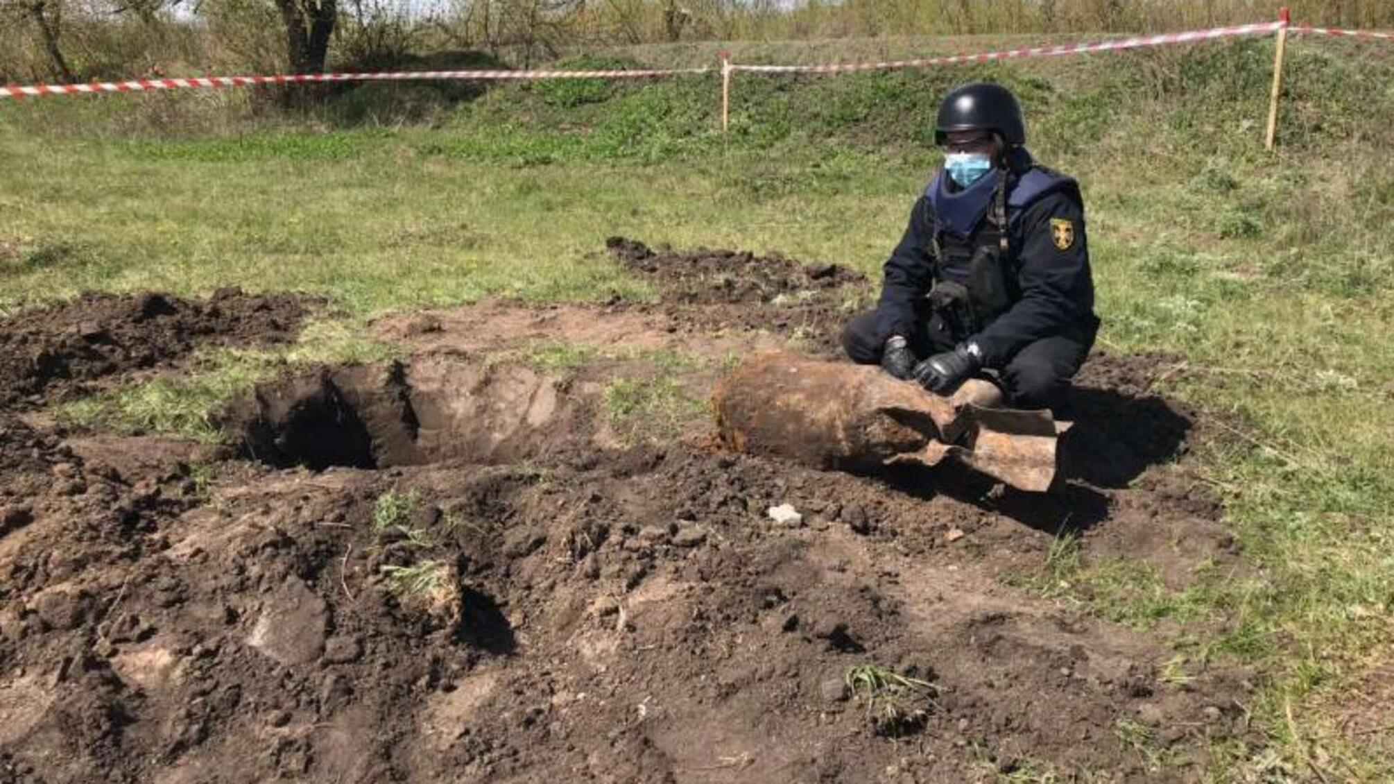 На Донеччині піротехніки ДСНС вилучили та знищили авіаційну бомбу часів Другої світової війни
