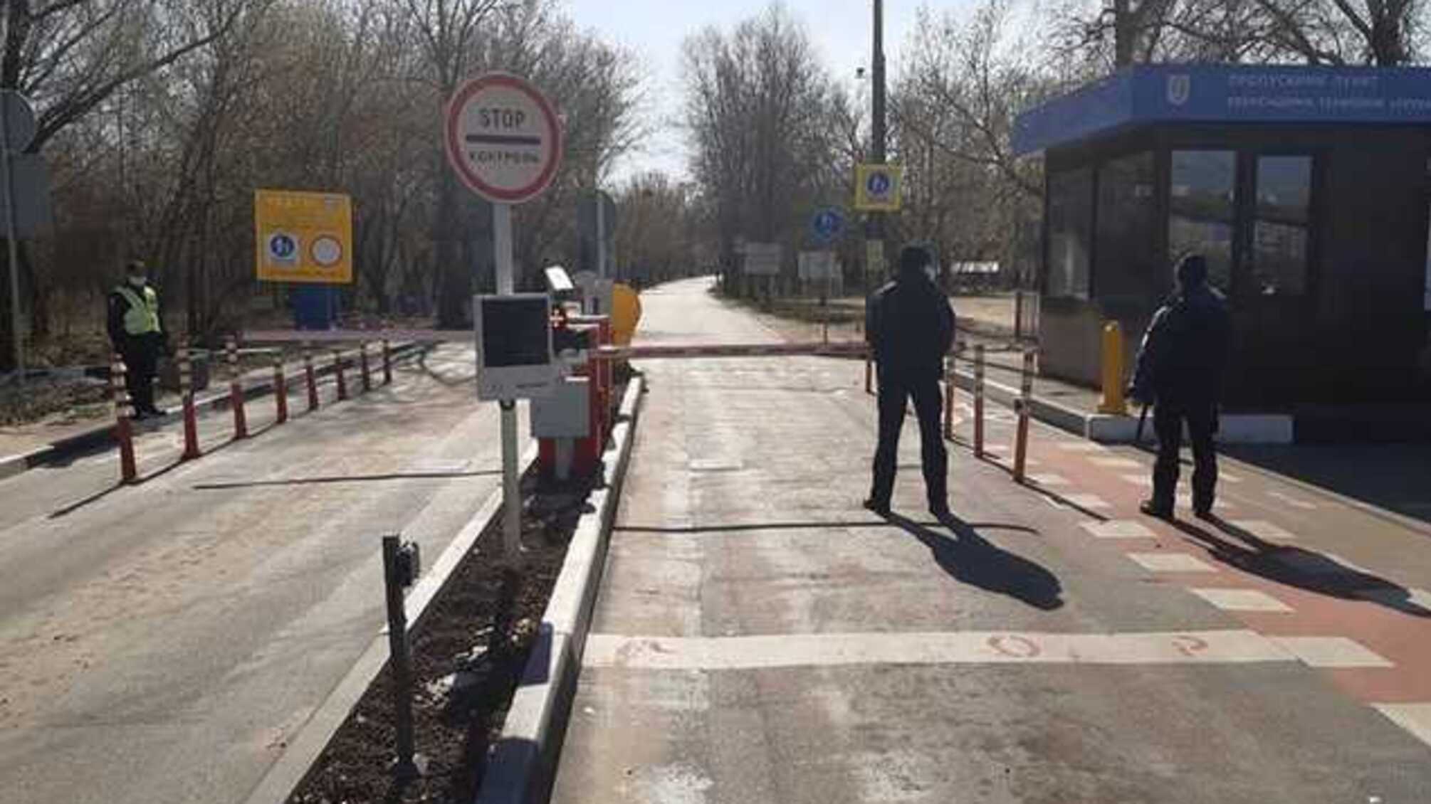 В Киеве закрыли проход и въезд на Труханов остров