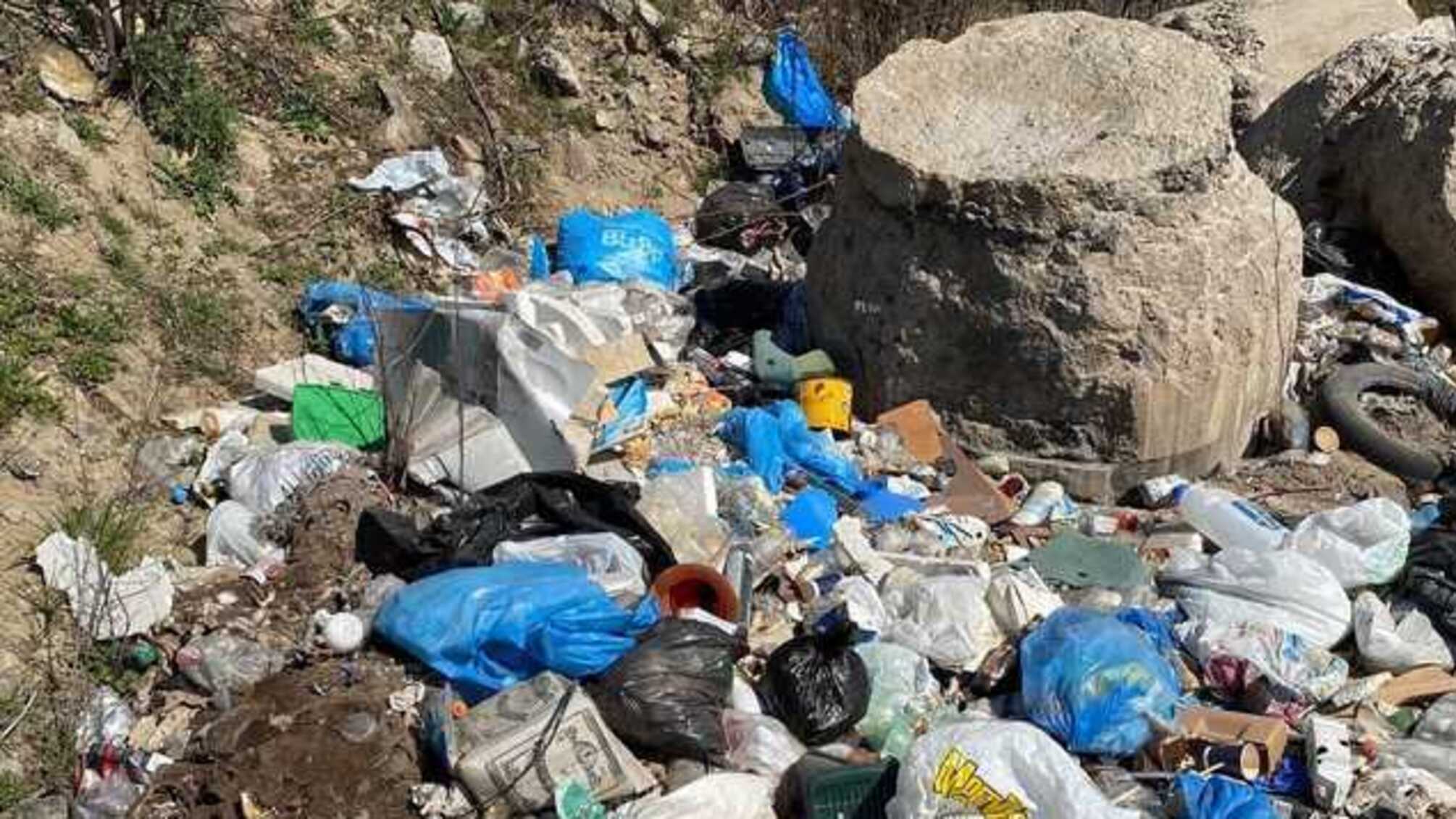 В Киеве появился настоящий 'город' бездомных из грязи и мусора: люди бьют тревогу