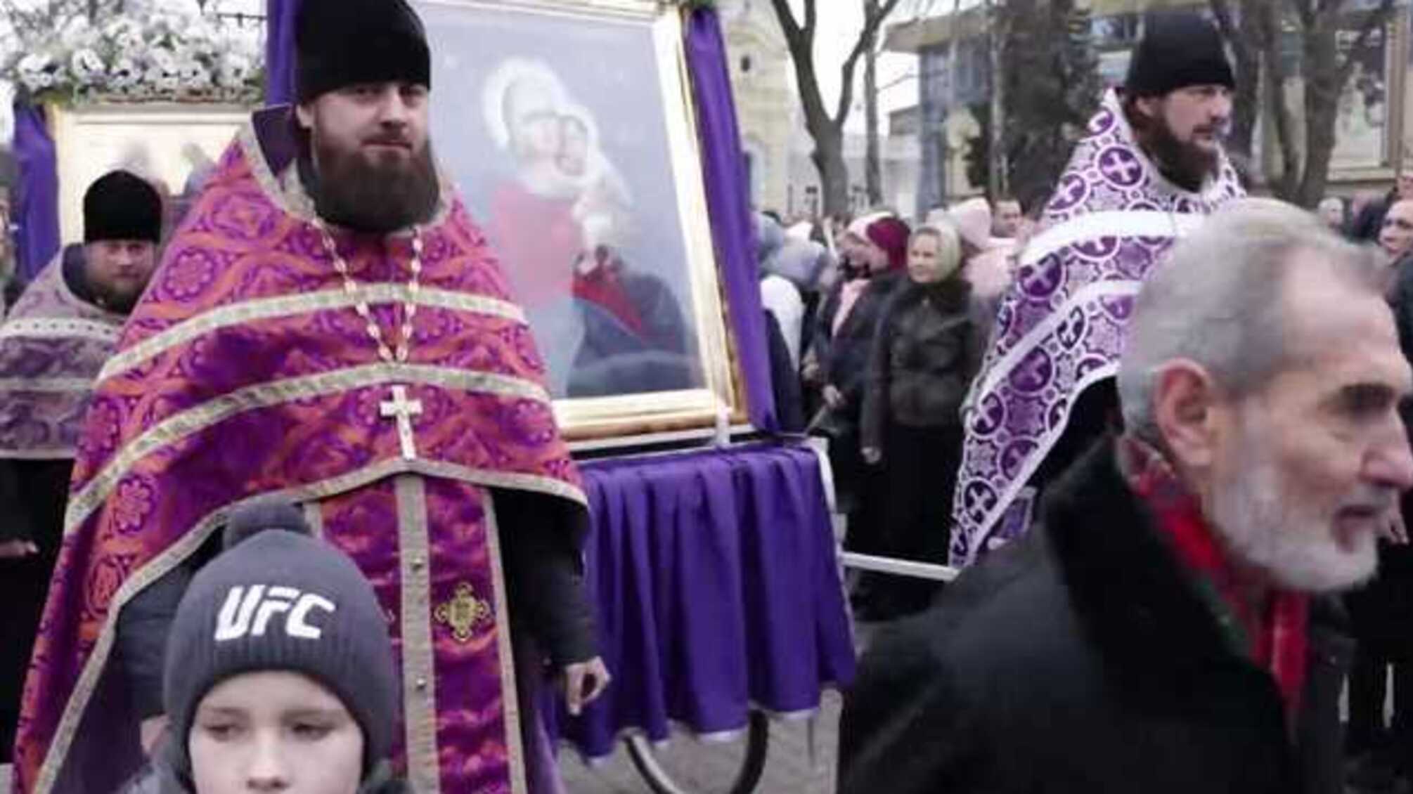 РПЦ в Україні освятила вербу у центрі Рівного, попри карантин