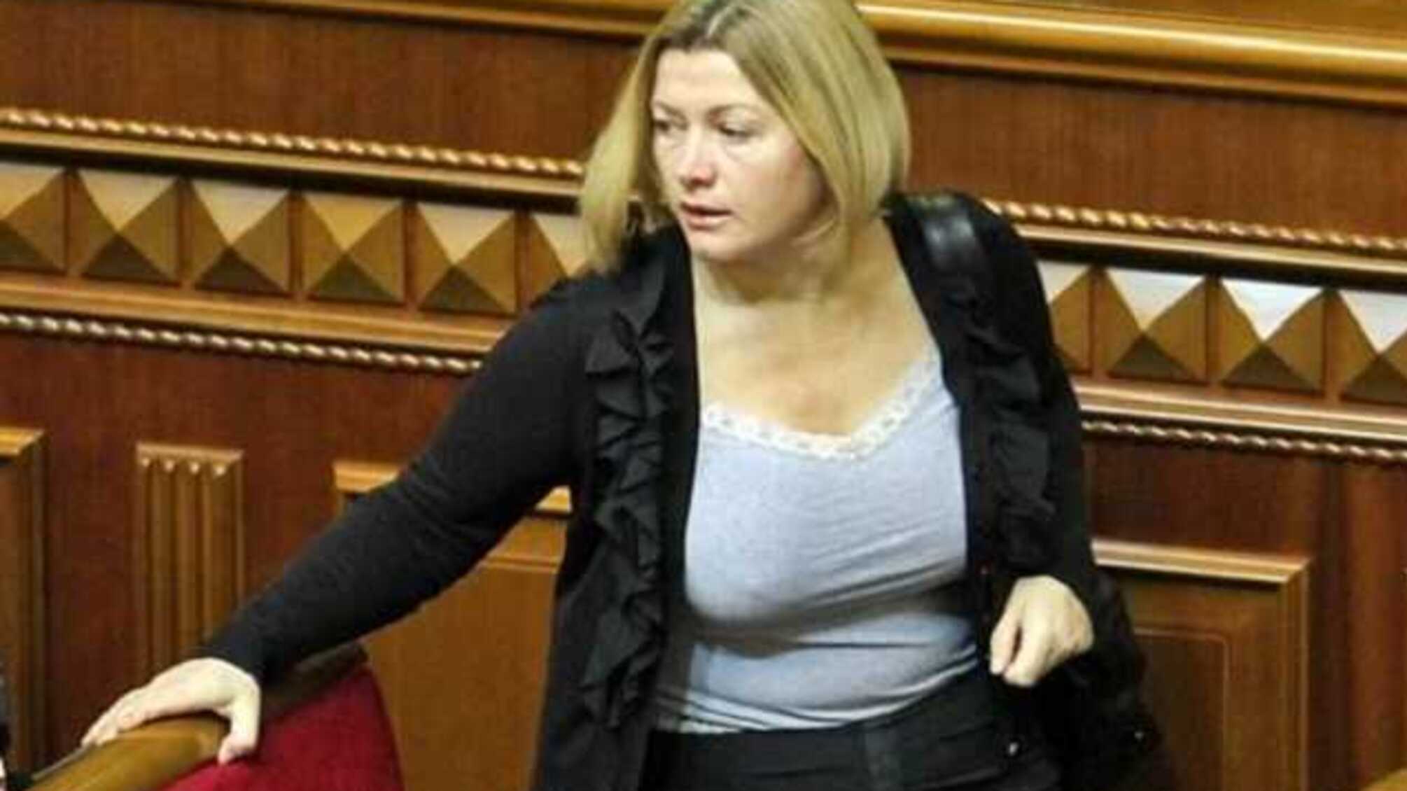 Влада відмовилася доставити 100 тисяч захисних костюмів для медиків від Фонду Порошенка