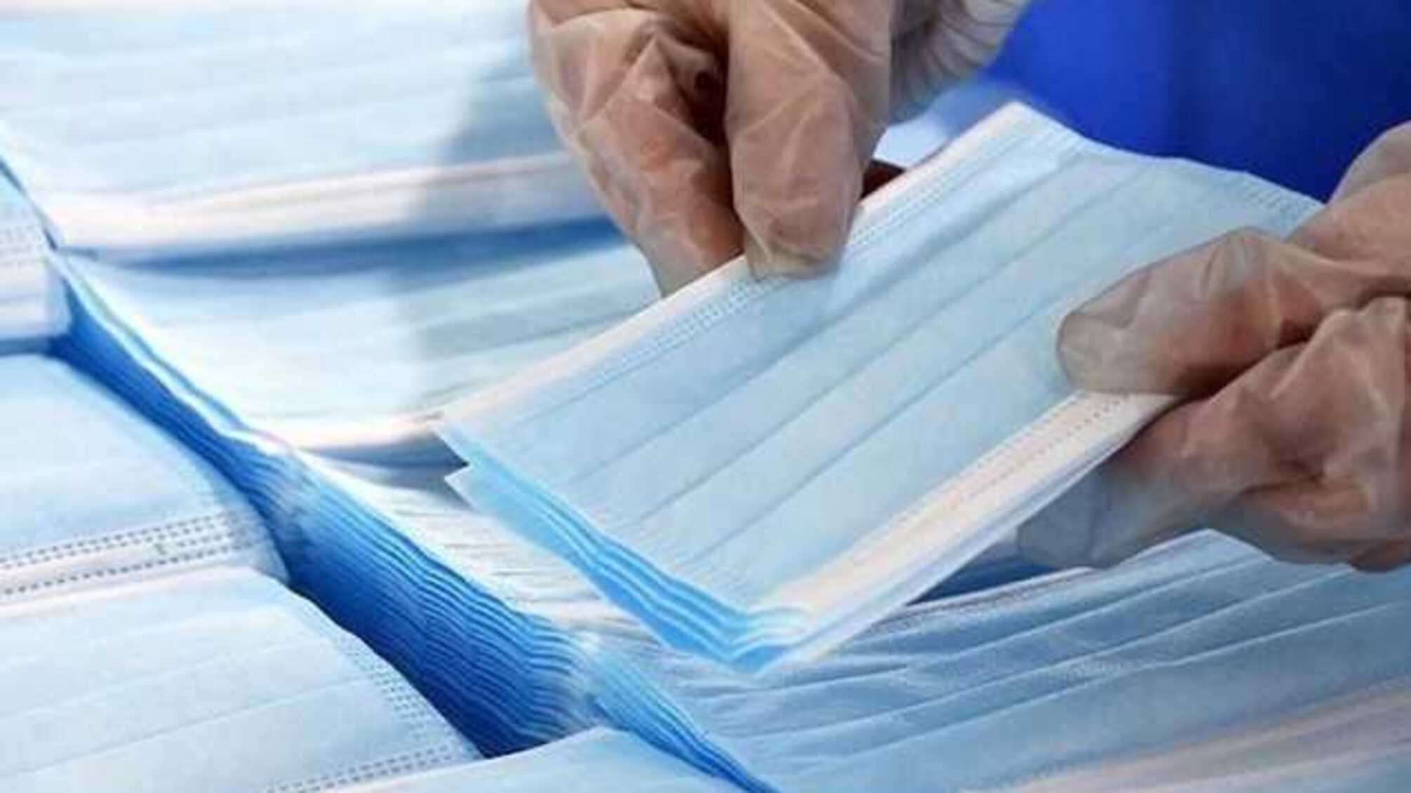 В Киеве планируют открыть 10 пунктов приема медицинских масок и перчаток