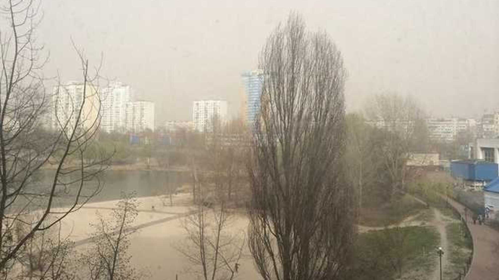 Не открывать окна и пить больше жидкости: киевлянами рассказали, что делать из-за дыма в воздухе