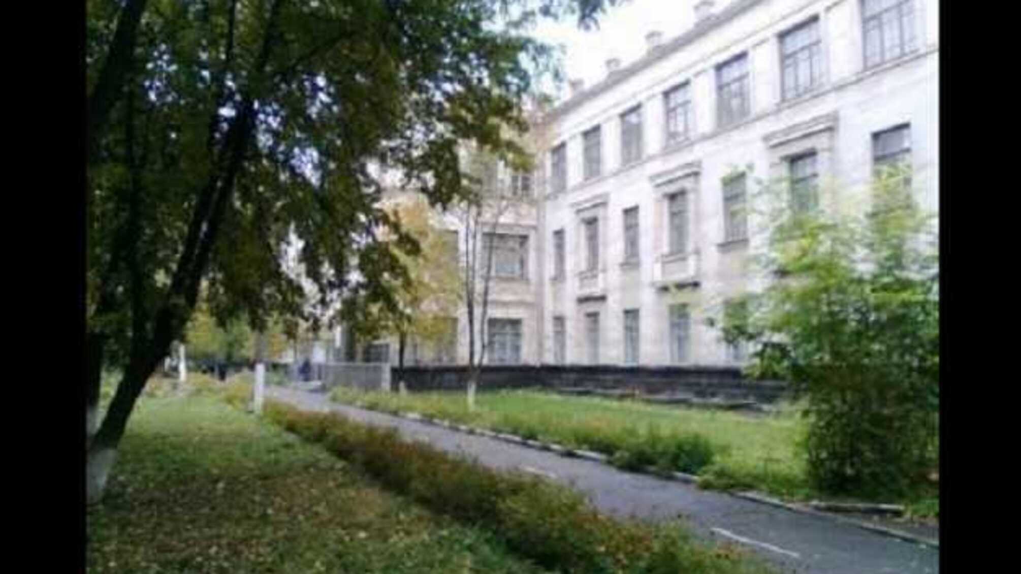 Школа заплатила екс-депутату більше мільйона за вікна та двері, на які роком раніше скинулися батьки учнів