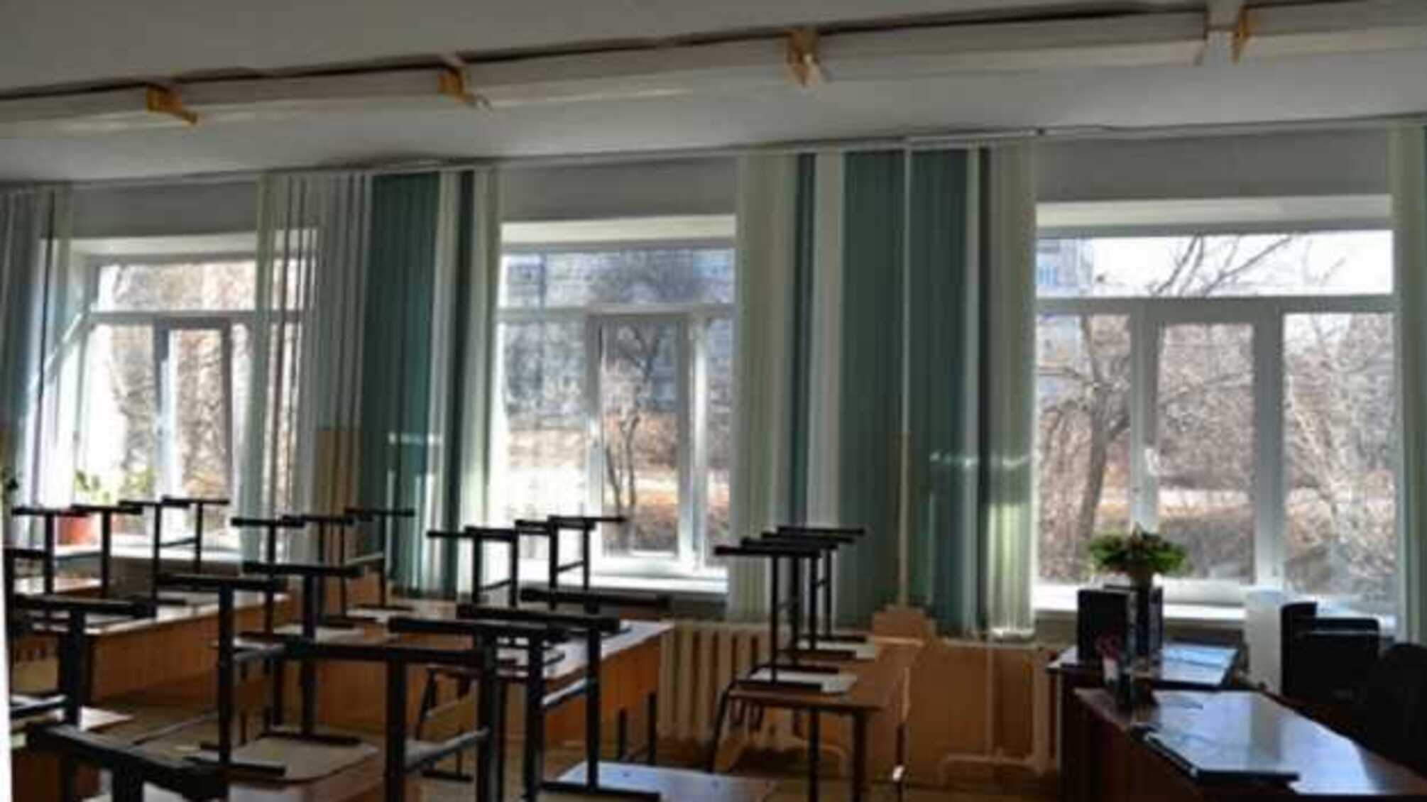 В Сумах школа заплатила депутату миллион за окна и двери, на которые сбросились родители