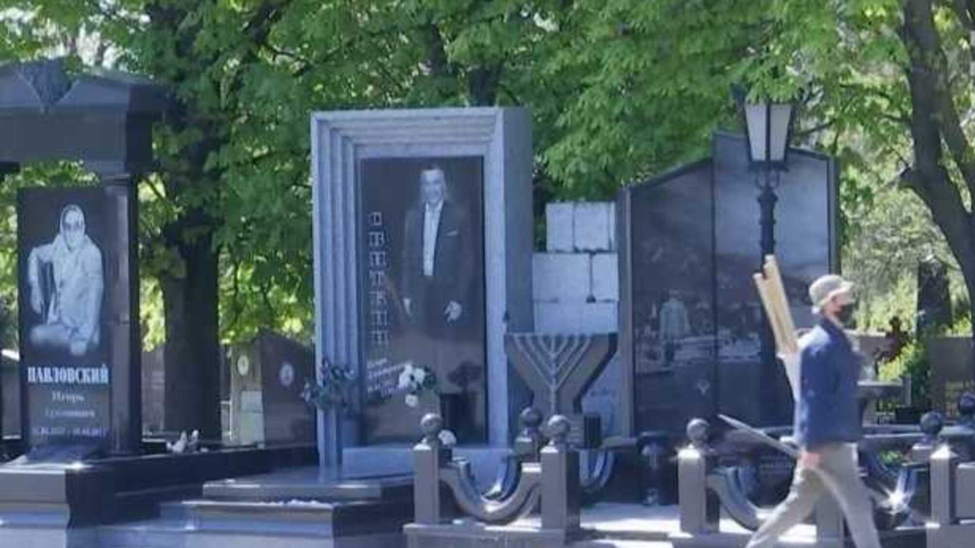 Лезут сквозь щели и прыгают через забор: как украинцы реагируют на закрытие кладбищ