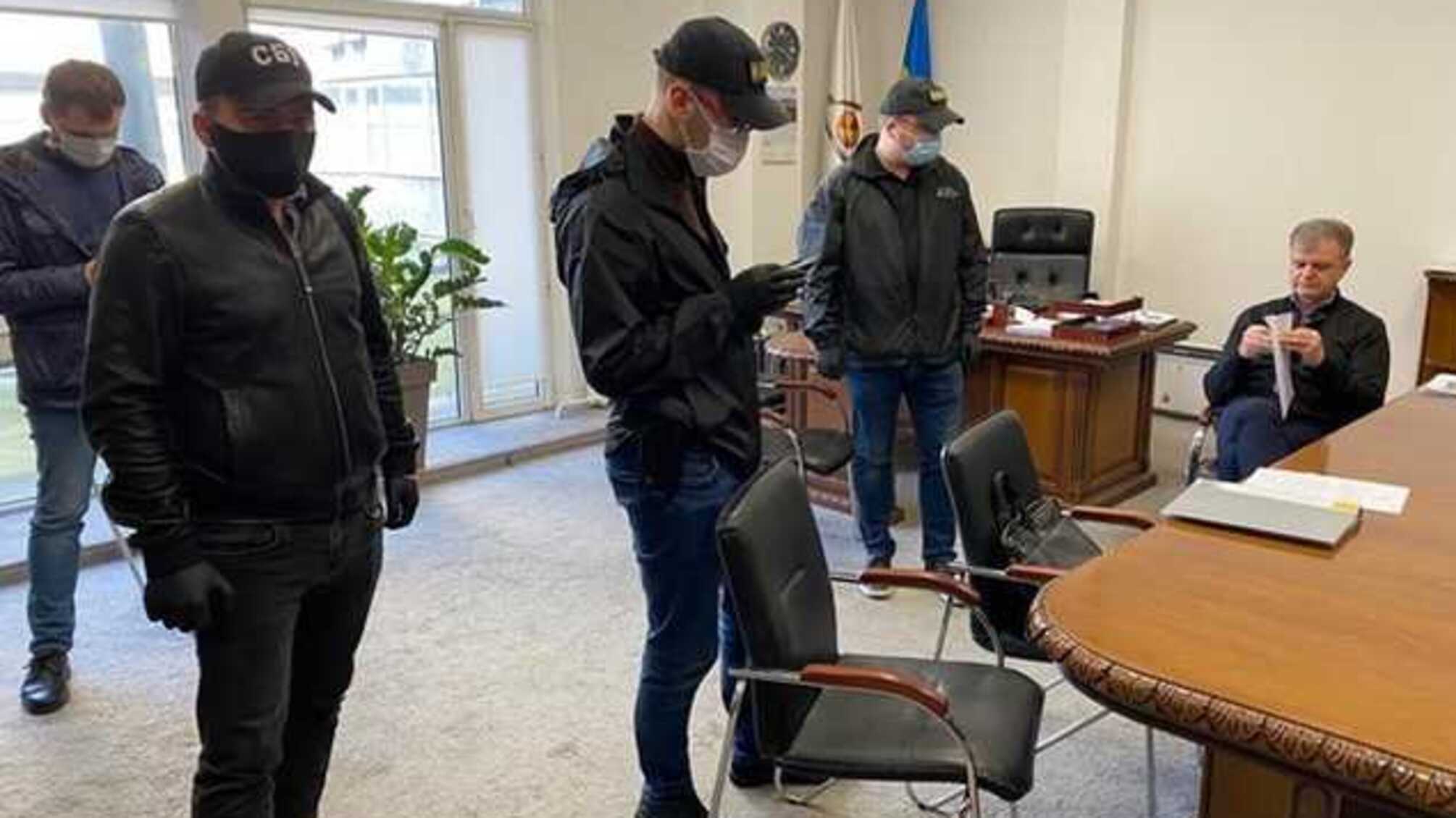 Весенние посадки начались. НАБУ задержало руководителей Агентства по управлению Чернобыльской зоной отчуждения на получении взятки