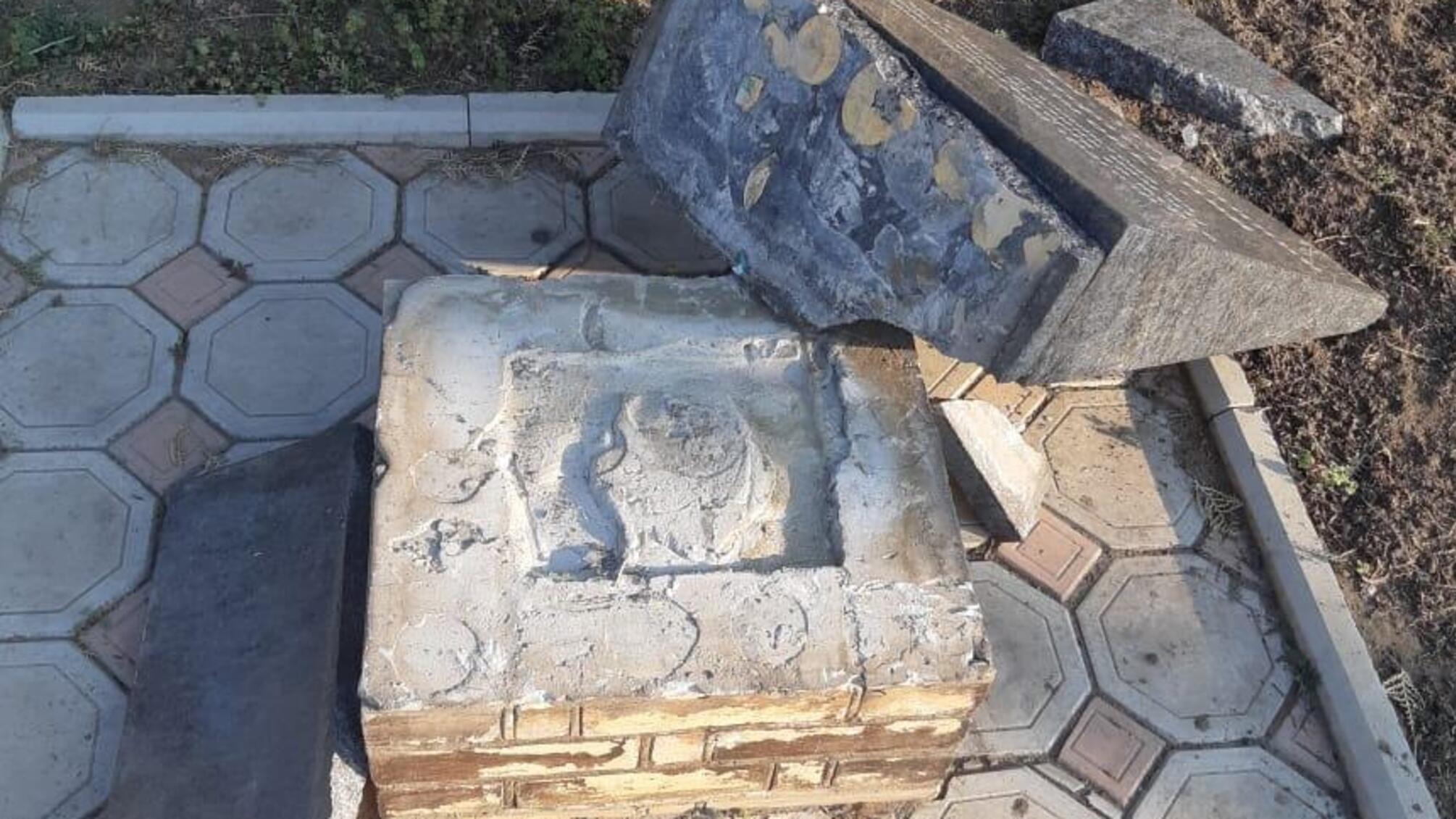 Поліцейські розслідують факт пошкодження пам’ятника у селищі Ширяєве