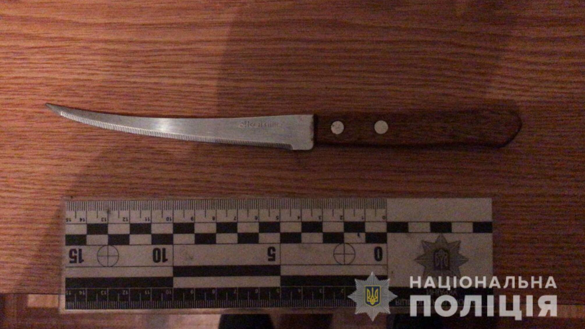 Правоохоронці затримали жительку Суворовського району за нанесення ножових поранень своєму вітчиму