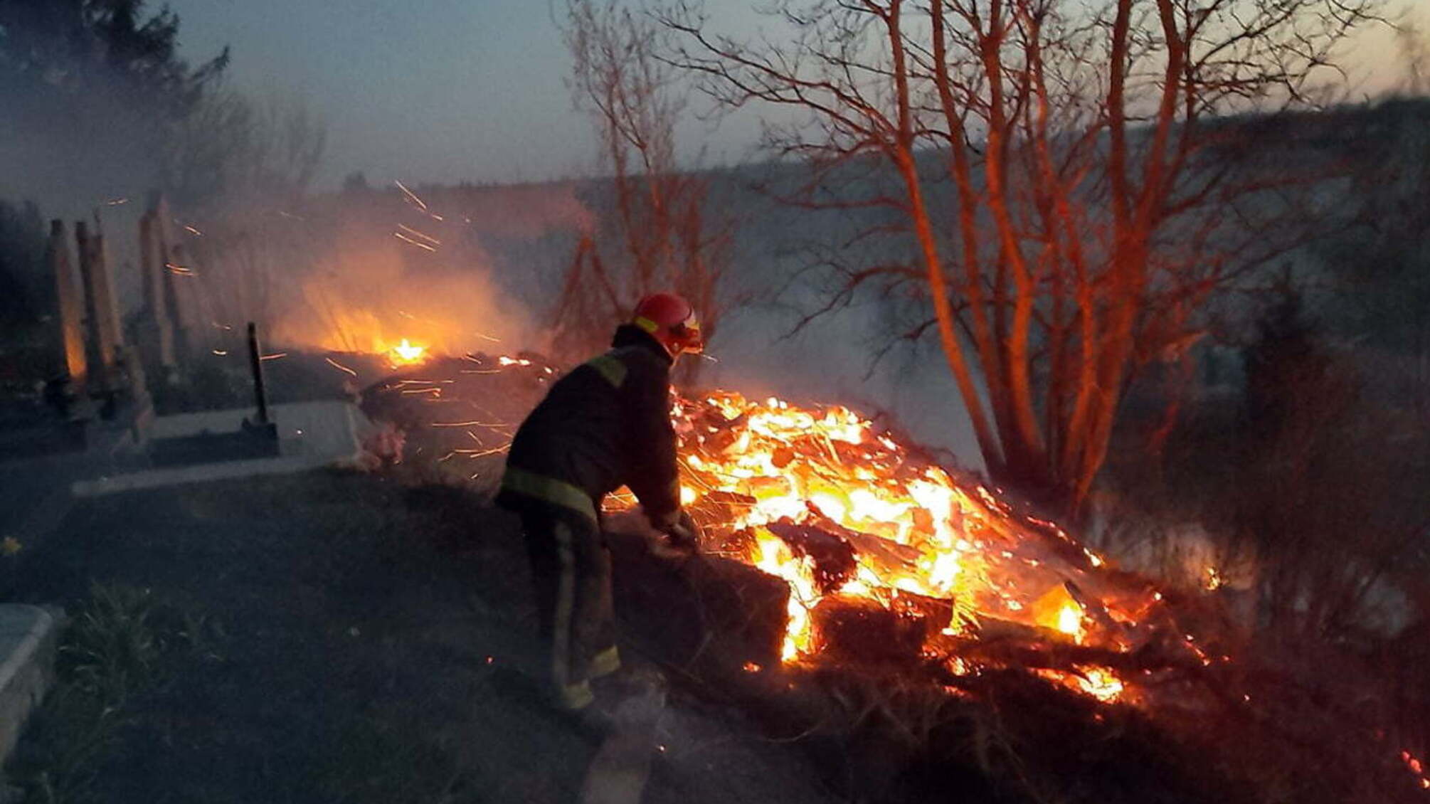 Хмельницька область: рятувальники ліквідували пожежу сухої трави, не допустивши поширення вогню на кладовище