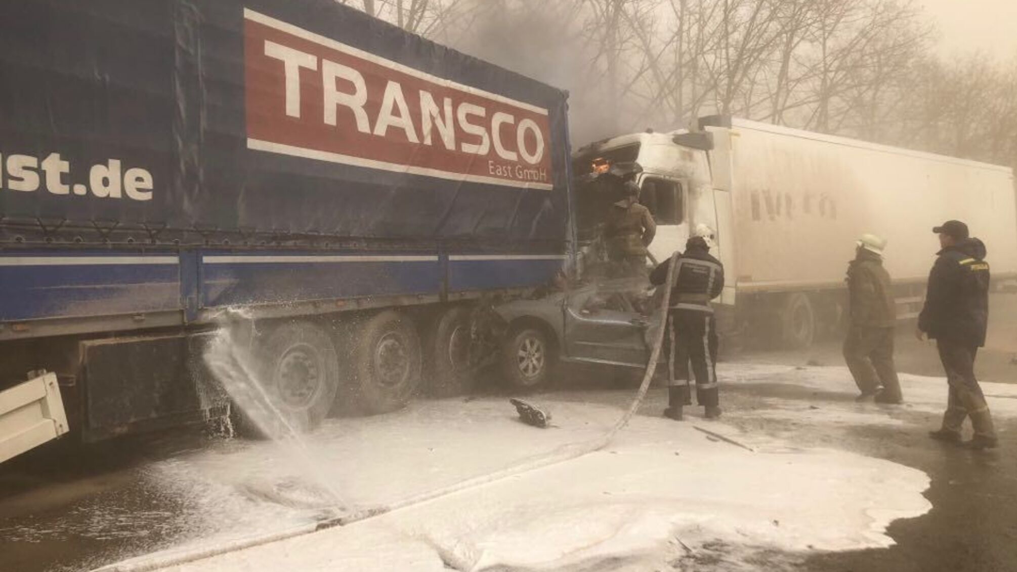 Київська область: рятувальники ліквідували наслідки ДТП, у якій загинуло четверо людей та одна постраждала (ВІДЕО)