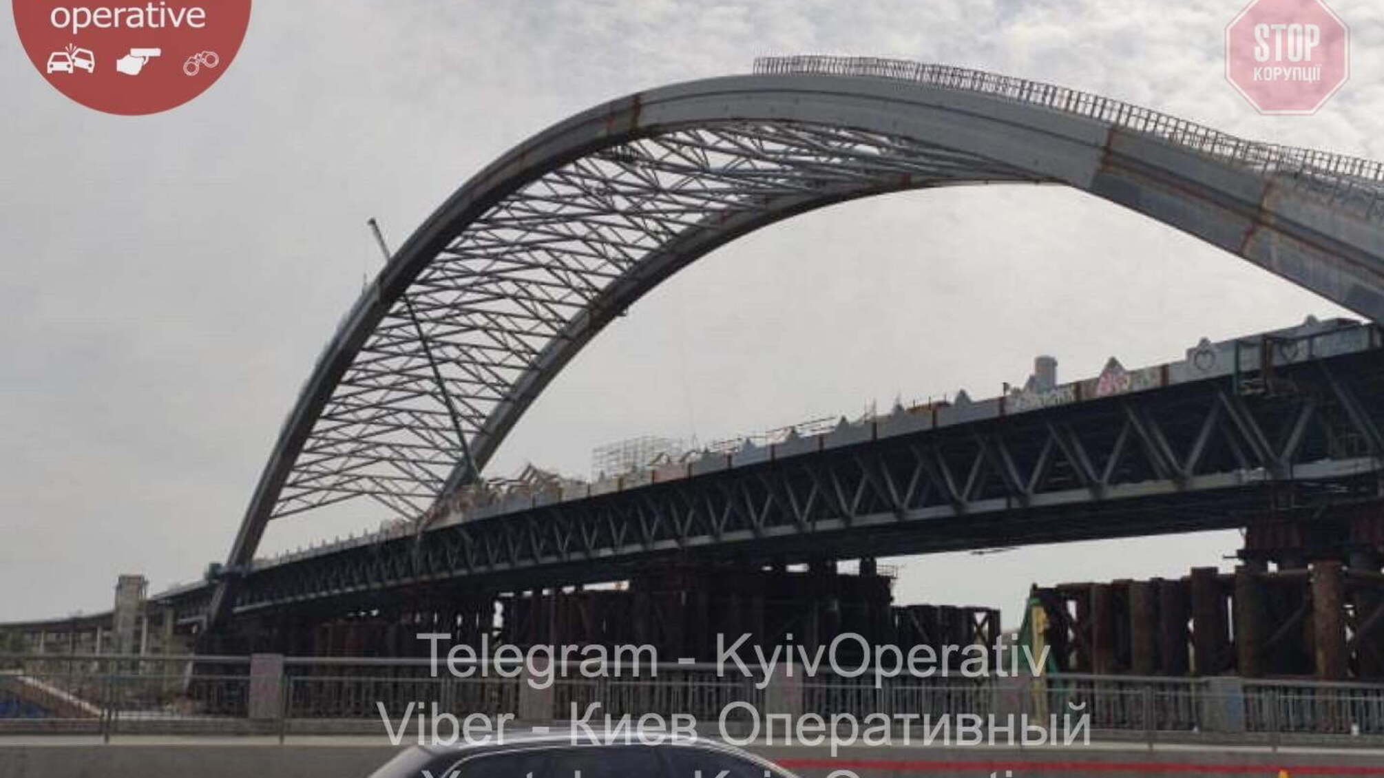 На одному зі столичних мостів обвалились будівельні конструкції