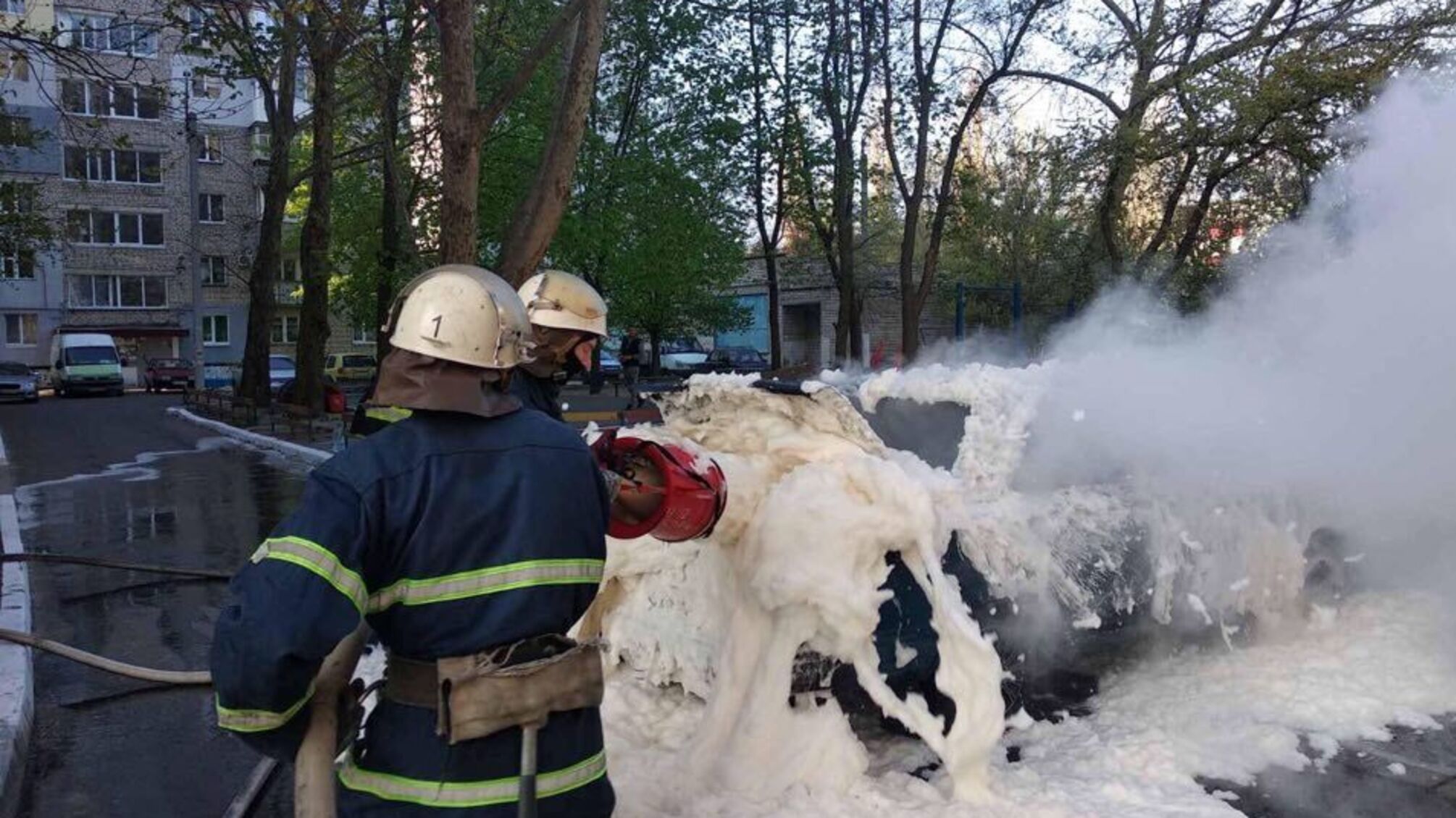 Вогнеборці Миколаєва вранці загасили пожежу легковика