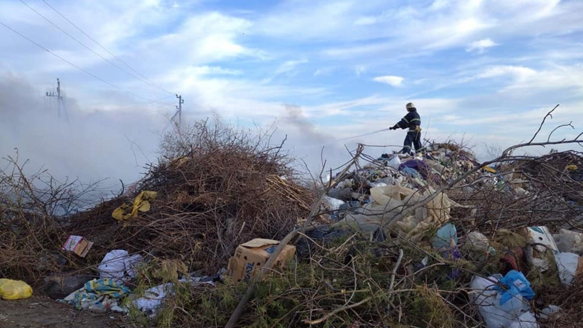 Миколаївська область: на Вознесенщині триває гасіння пожежі на полігоні твердих побутових відходів КП «Санітарна очистка міста»