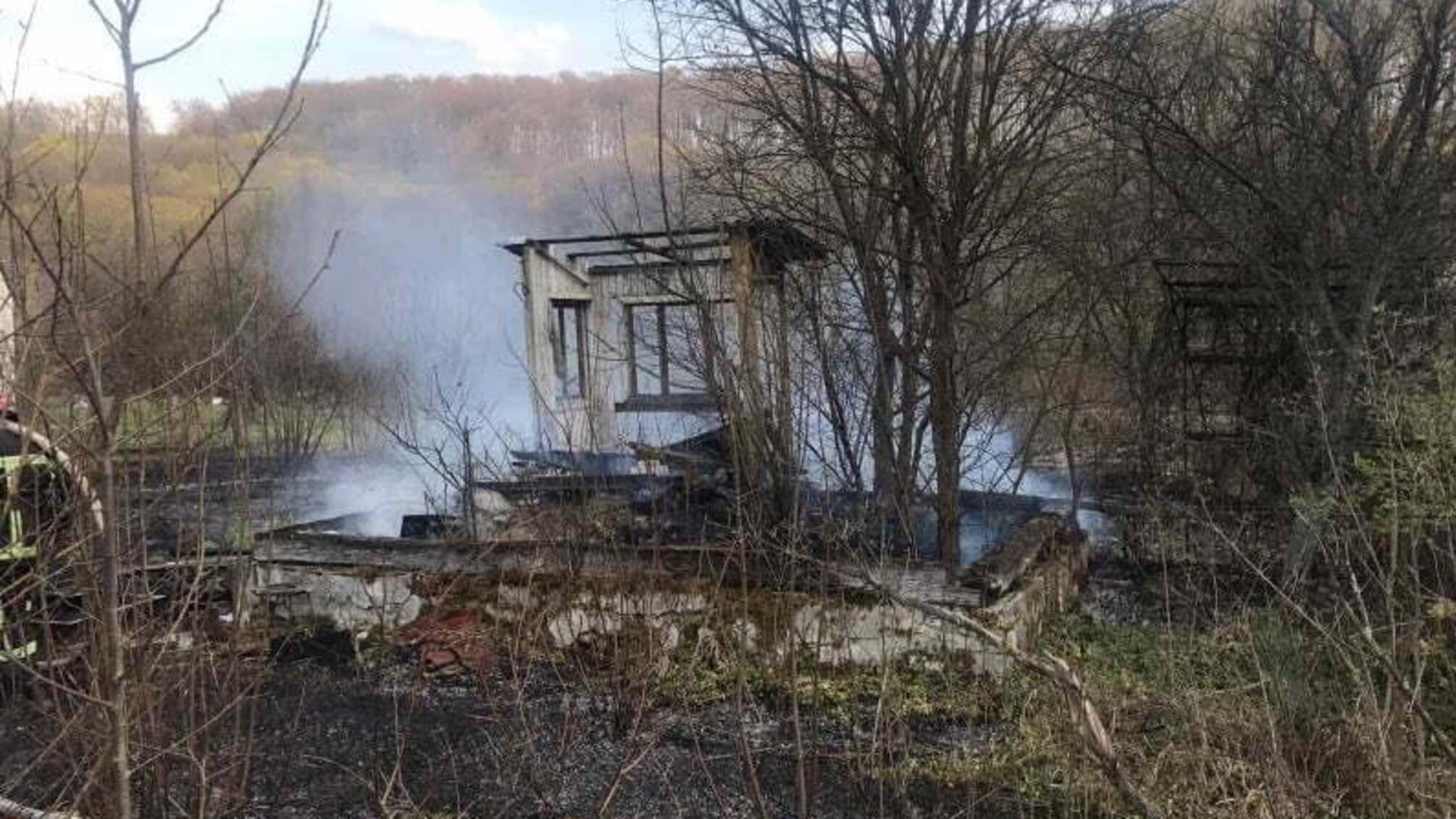 Львівська область: надзвичайники ліквідували 31 пожежу сухої трави, вогонь ледь не знищив дачне селище