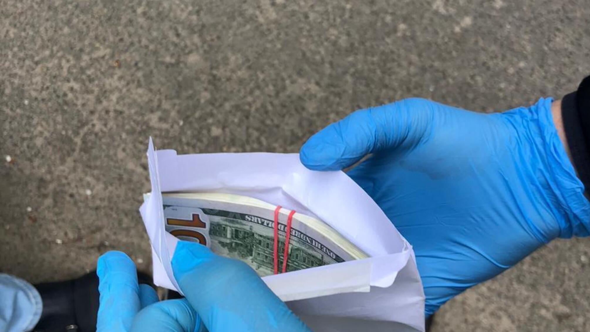 Правоохоронці Київщини затримали адвоката під час отримання ним неправомірної вигоди