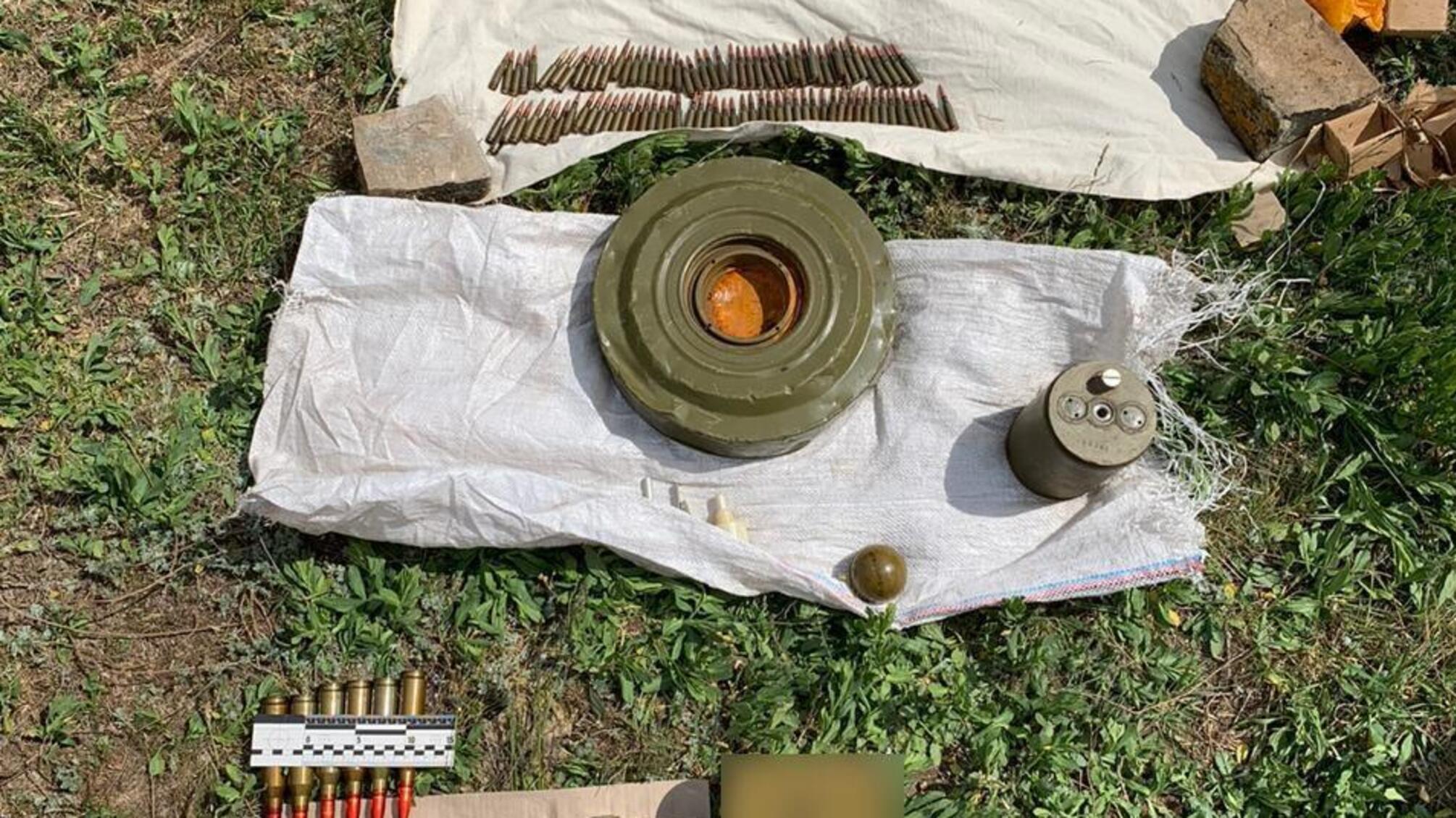 На Херсонщині правоохоронці знайшли схрон боєприпасів та армійських засобів ураження