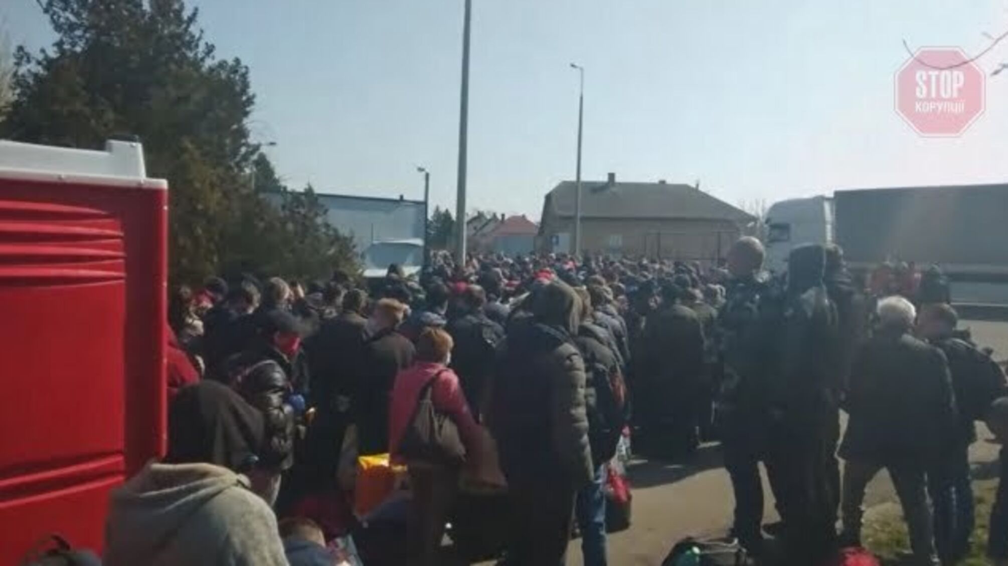 Заробітчани штурмують кордон на Закарпатті та непритомніють у чергах (відео)