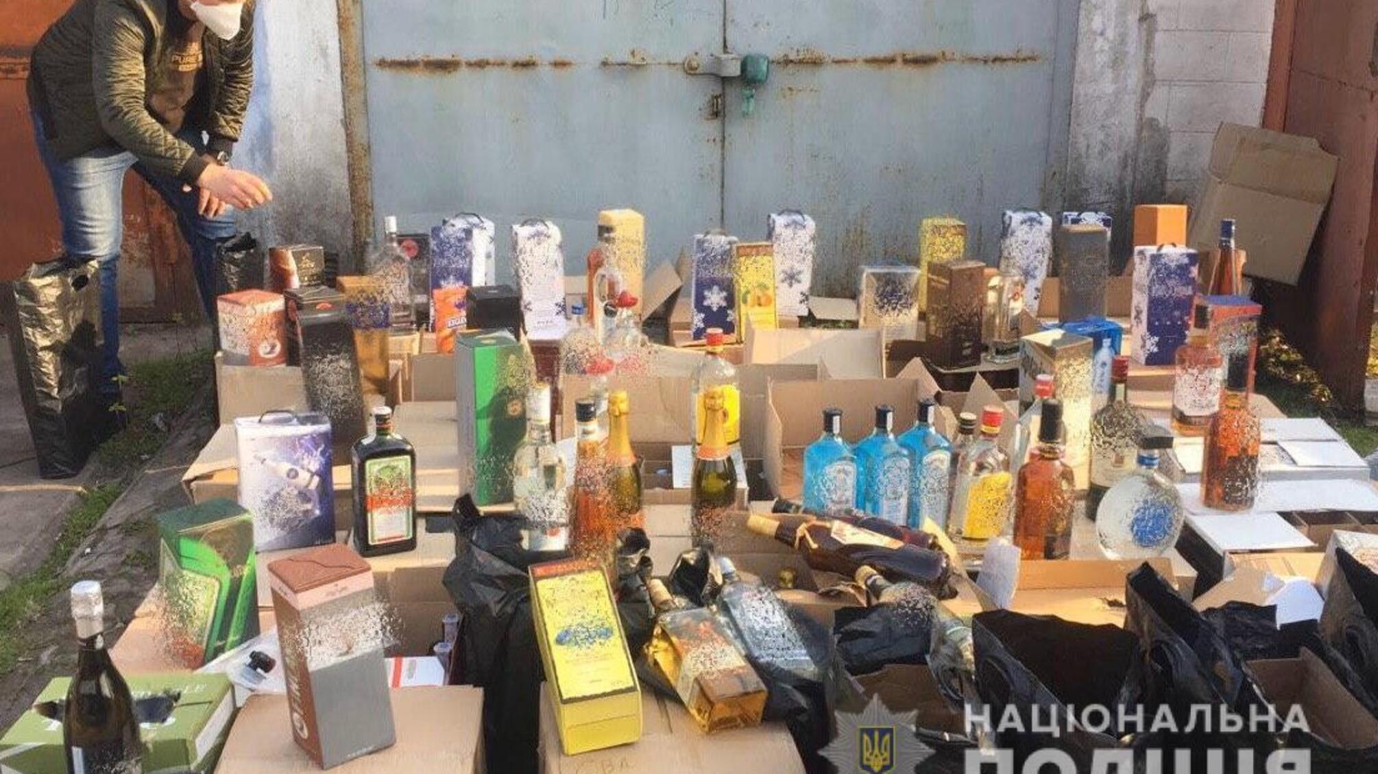 Кіберполіція викрила чоловіка, який збував через Інтернет фальсифіковану лікеро-горілчану продукцію