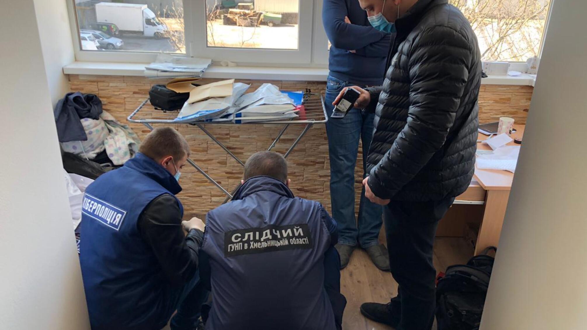 Кіберполіція викрила продавця-консультанта, який копіював дані банківських карток клієнтів супермаркету і спустошував їх