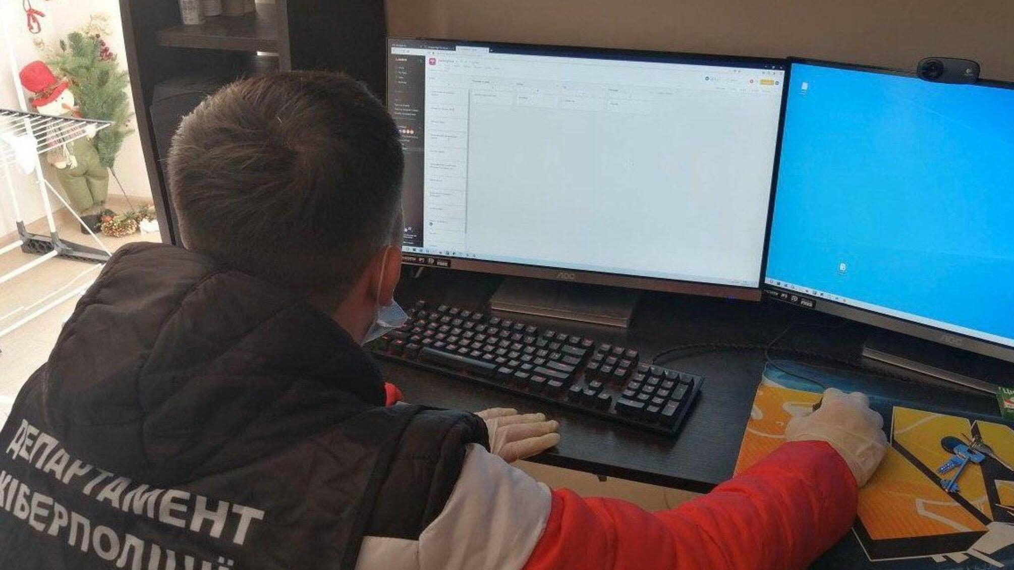Кіберполіція викрила трьох харків’ян у здійсненні незаконних операцій з електронними грошима
