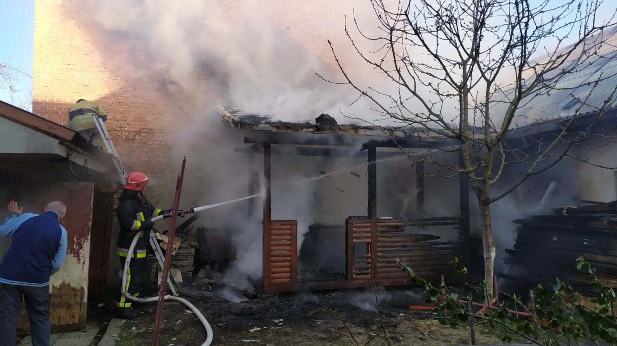 Львівська область: вогнеборці врятували від знищення вогнем будівлю, гараж та автомобіль