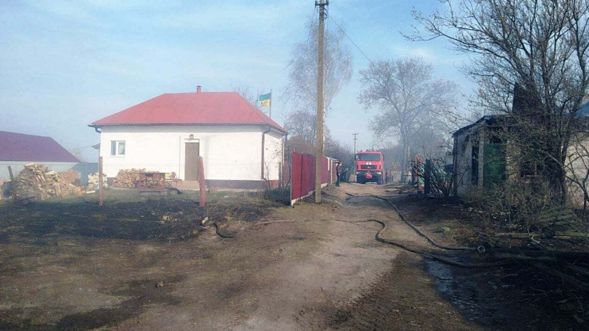 Чернігівська область: внаслідок випалювання залишків сухої рослинності вогонь перекинувся і знищив дві будівлі та пошкодив житловий будинок