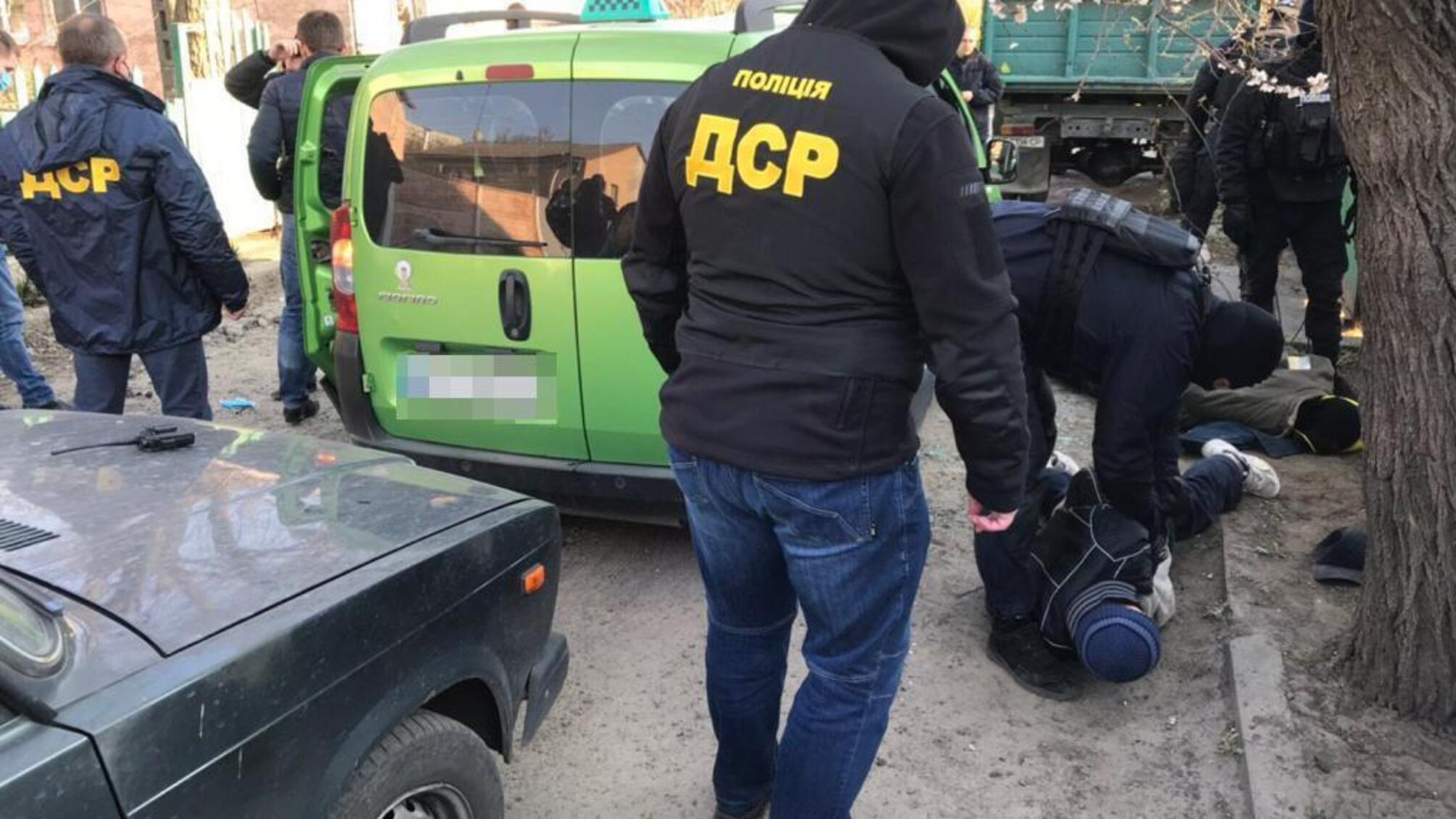 На Дніпропетровщині поліція затримала злочинну групу за постачання наркотиків до виправної колонії