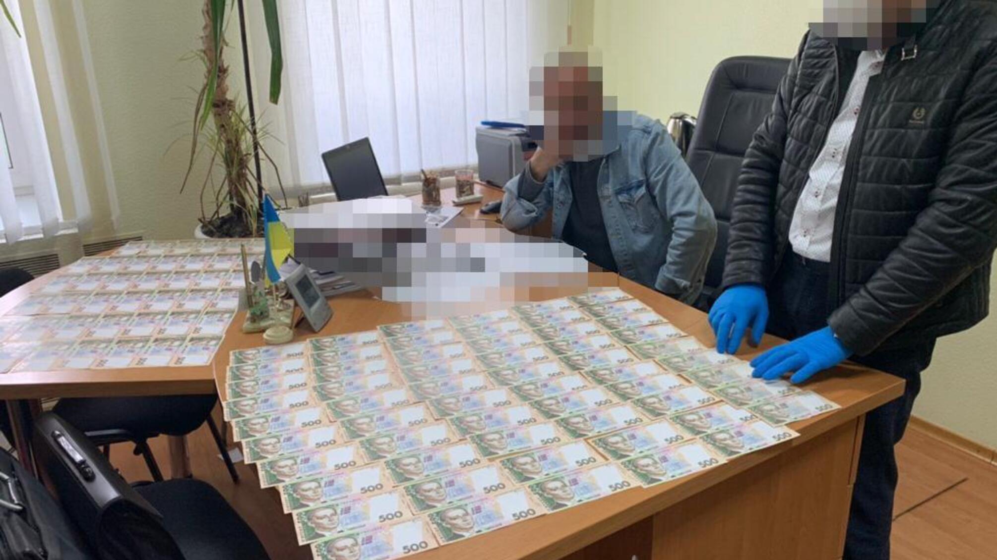 На Дніпропетровщині посадовець вимагав 50 тисяч гривень за видачу сертифіката якості на захисні маски