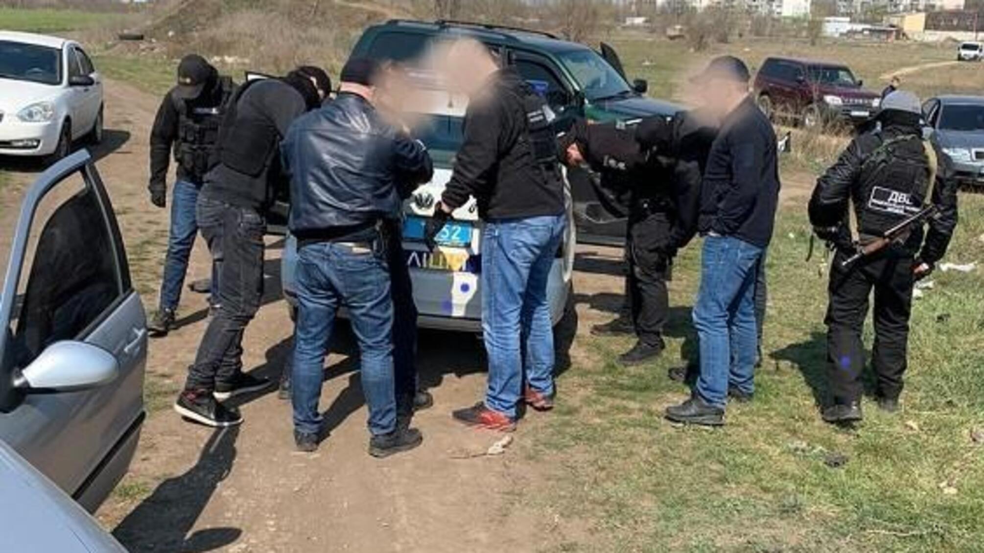 На одержанні хабаря внутрішня безпека поліції затримала двох одеських поліцейських
