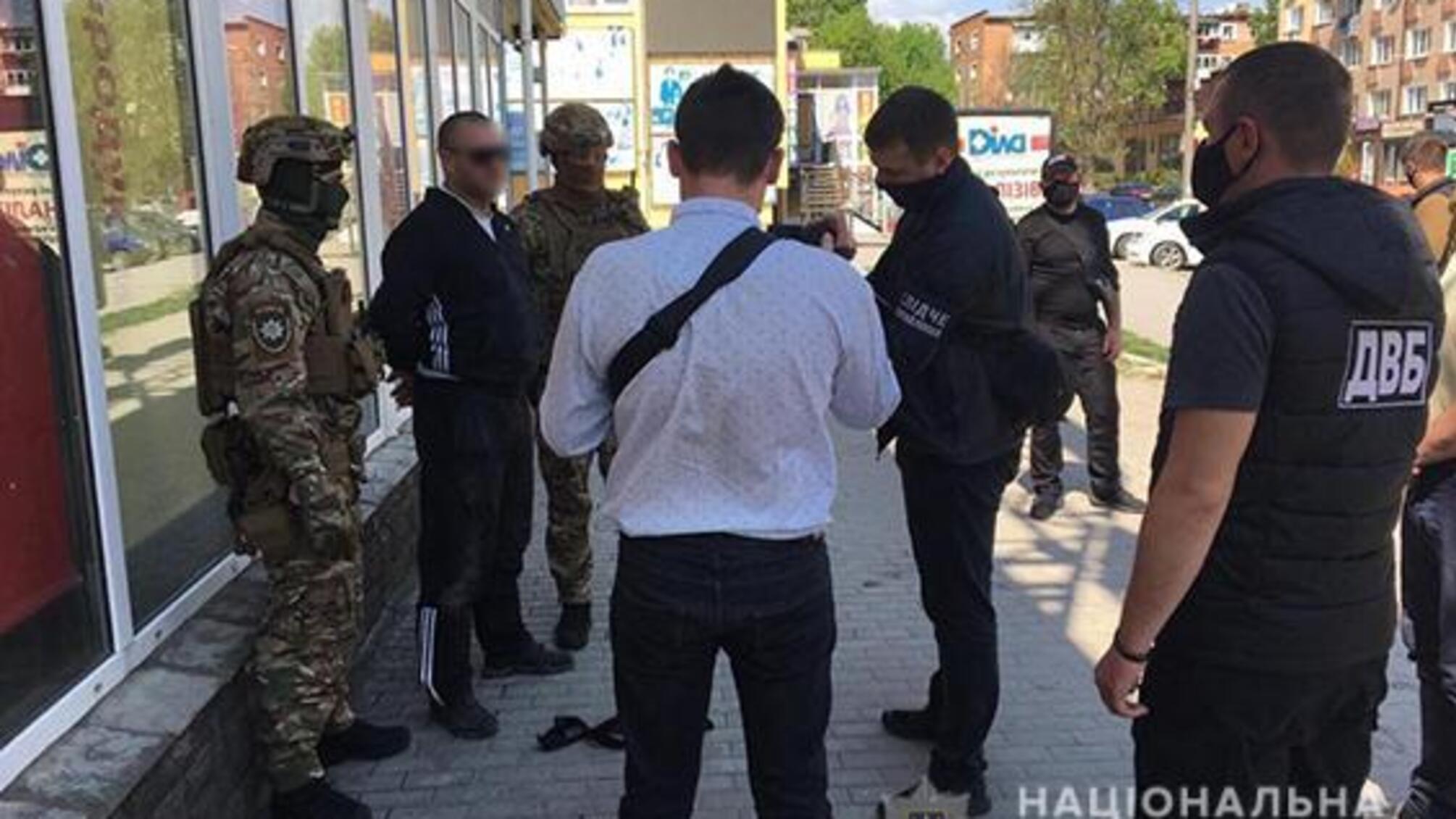 На Хмельниччині поліція затримала чоловіка за вимагання неіснуючих боргів