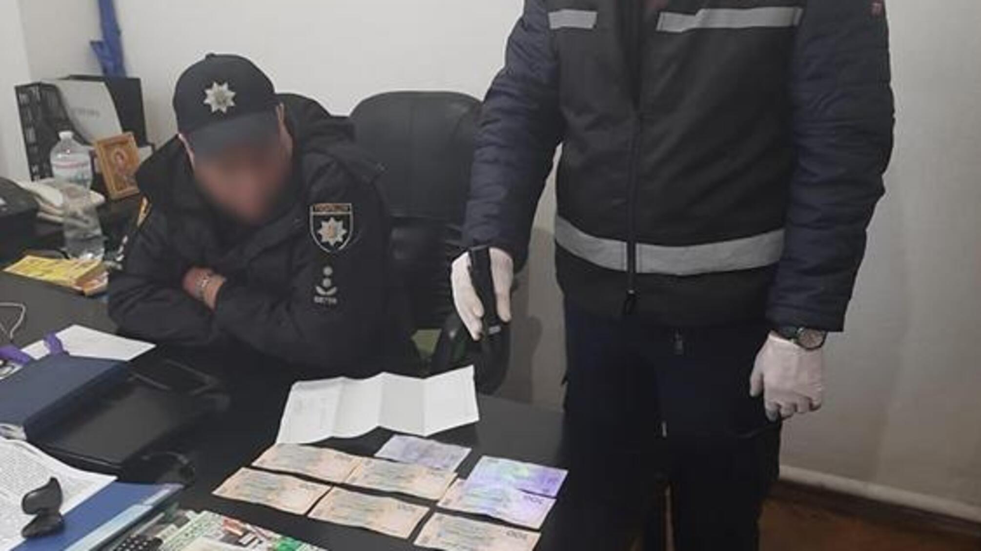 Посадовця кіровоградської поліції внутрішня безпека затримала на одержанні хабара