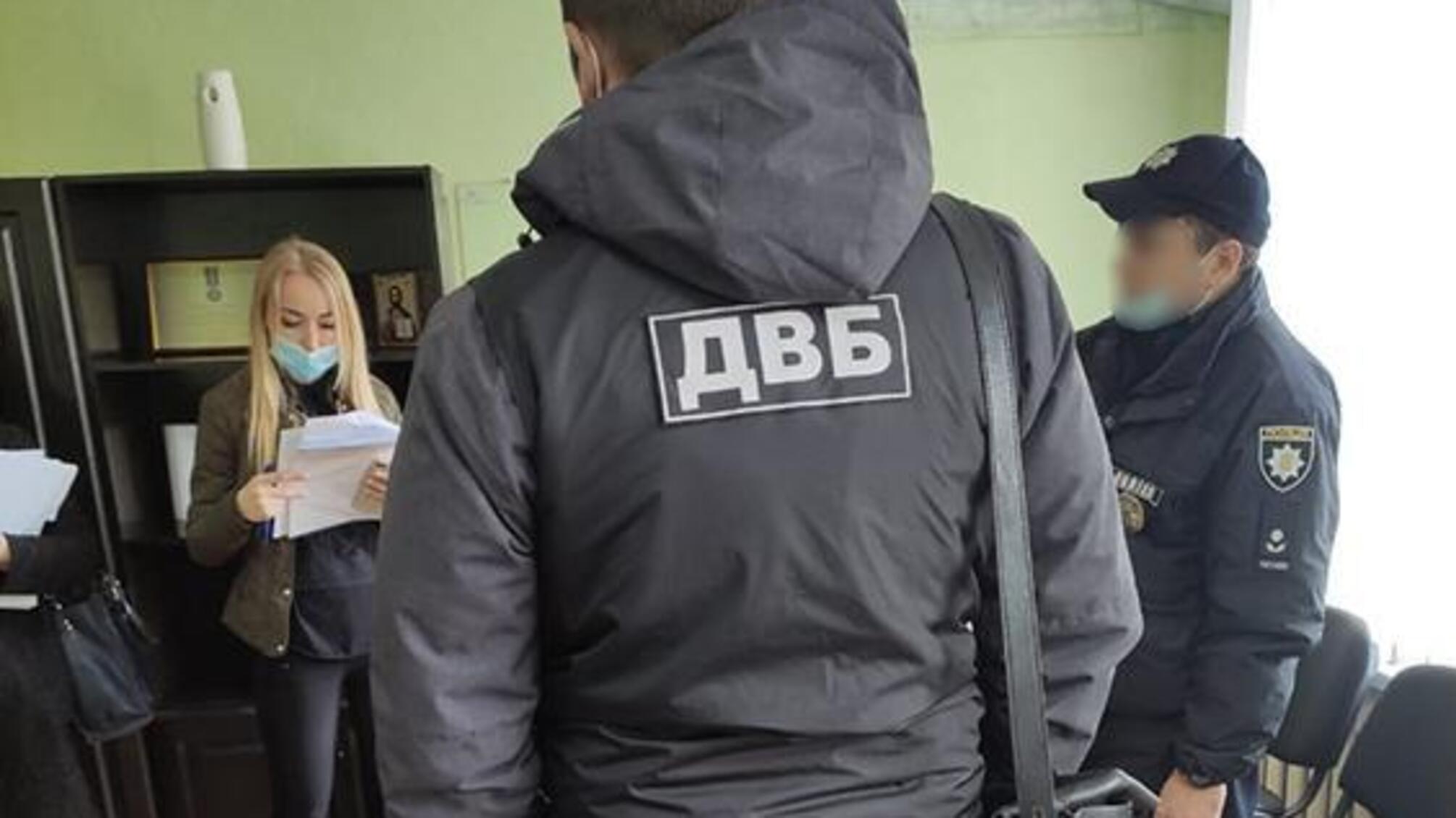 Внутрішня безпека поліції викрила двох поліцейських Луганщини на незаконному заволодінні авто