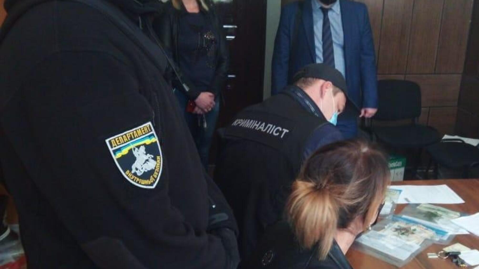 Працівники внутрішньої безпеки затримали мешканку Одеської області на спробі підкупити поліцейського