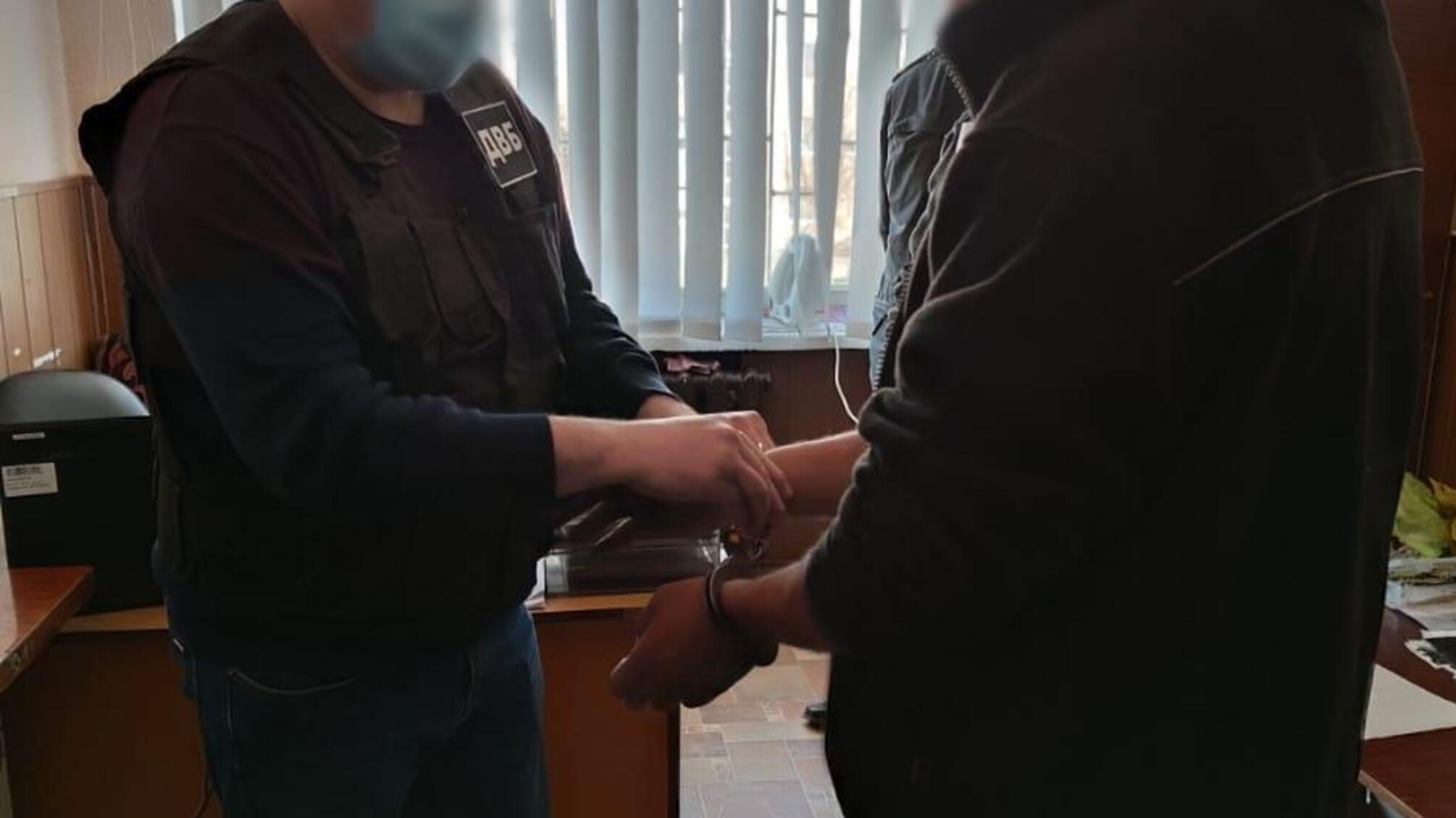 Внутрішня безпека затримала мешканця Харківщини за спробу підкупити слідчого поліції
